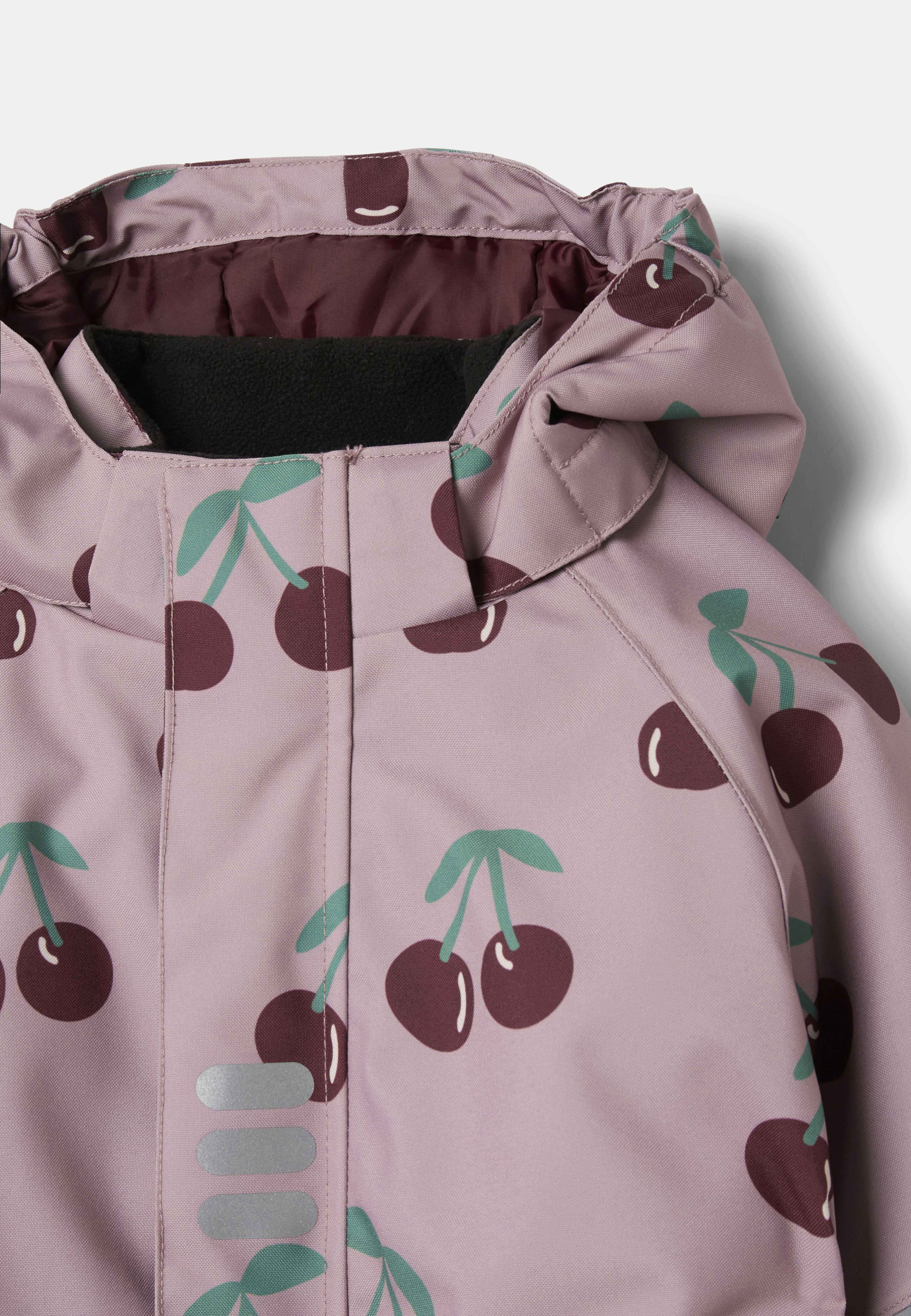 Overall WINTER, från RIKIKI, i färgen Cherry. Klicka för att öppna bilden i stort format