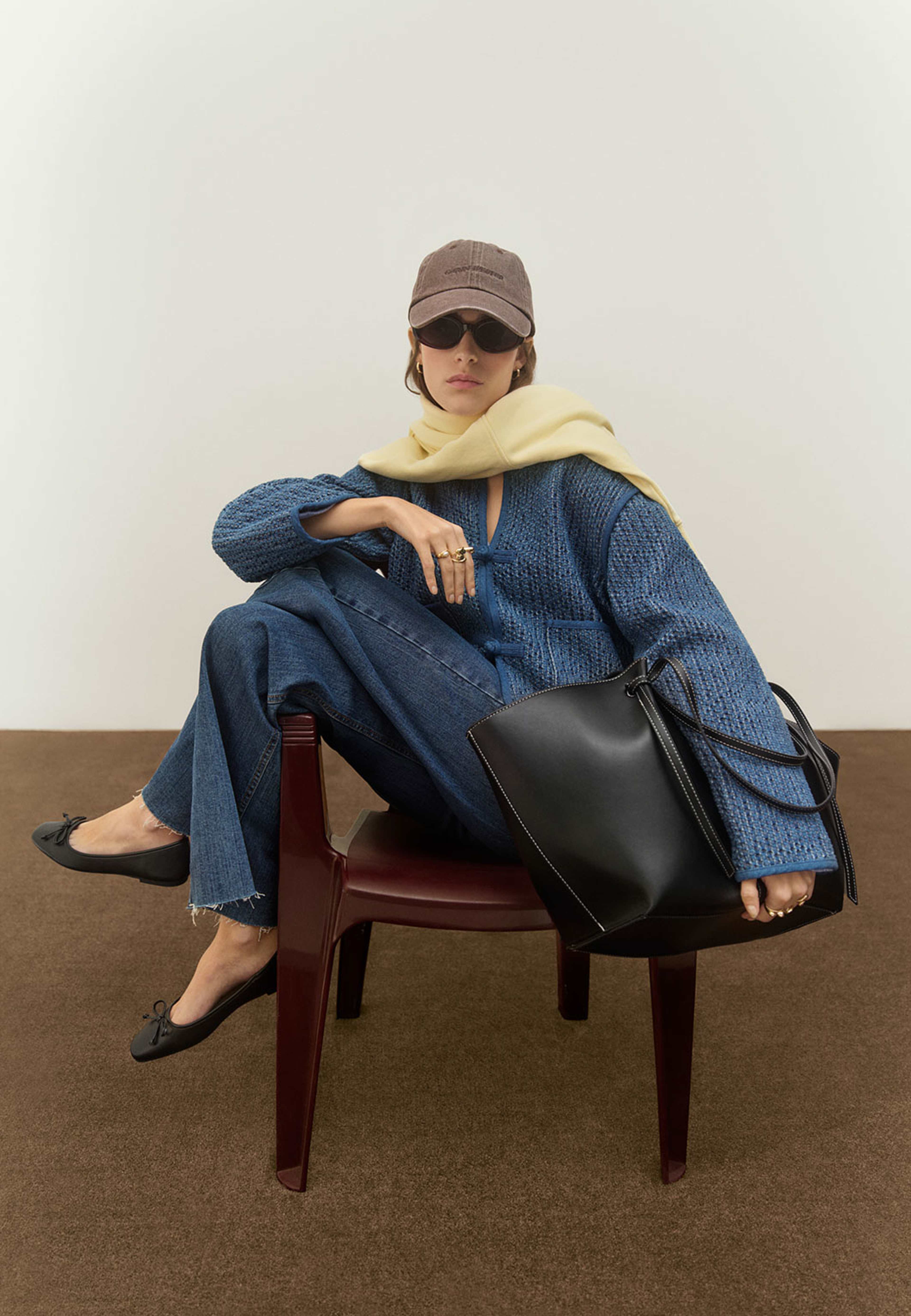 Solglasögon ABBEY, från Carin Wester, i färgen Dark Red. Klicka för att öppna bilden i stort format