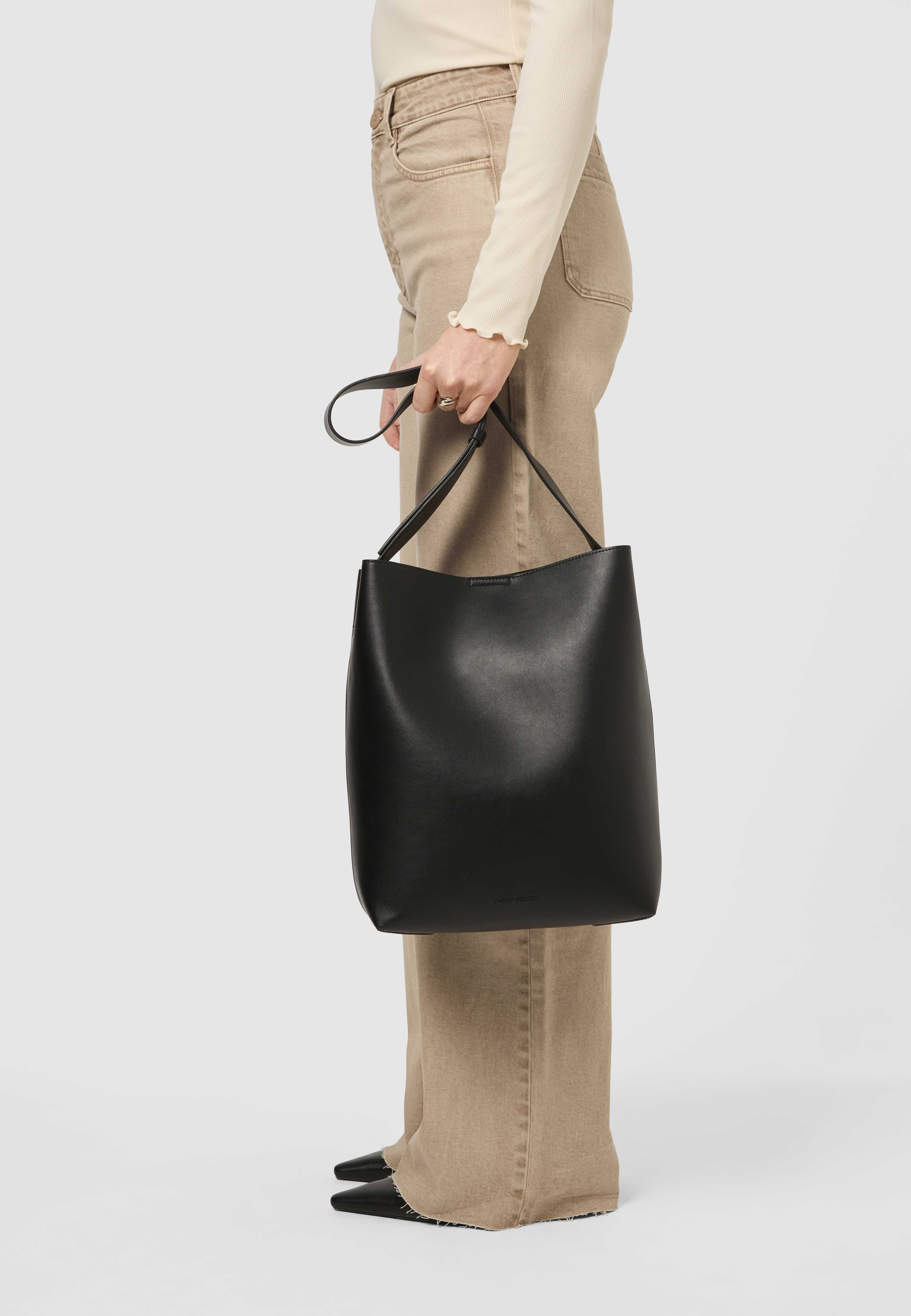 Shopperväska TONE, från Carin Wester, i färgen Black. Klicka för att öppna bilden i stort format