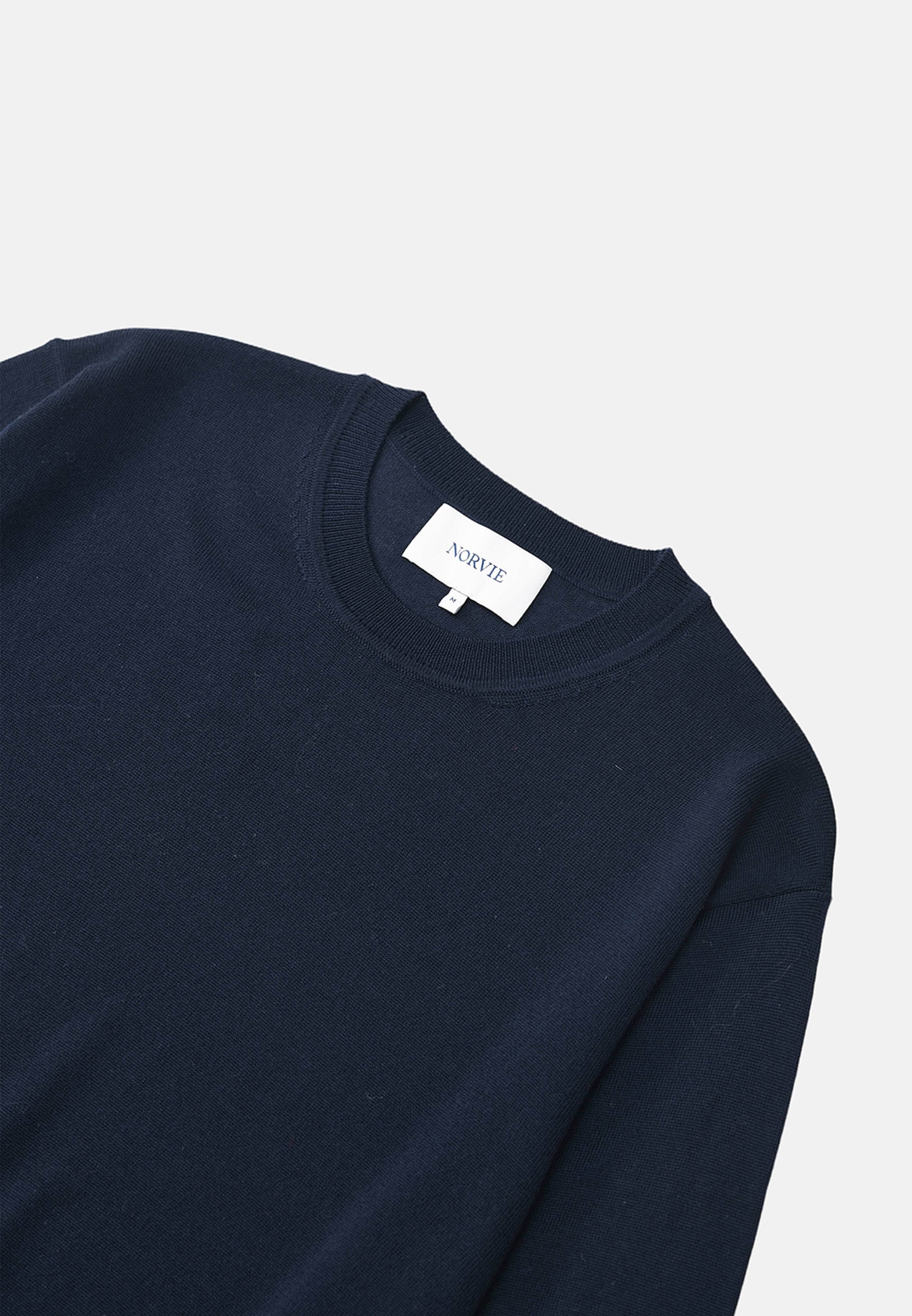 Tröja i merinoull FABIAN, från NORVIE, i färgen Navy. Klicka för att öppna bilden i stort format
