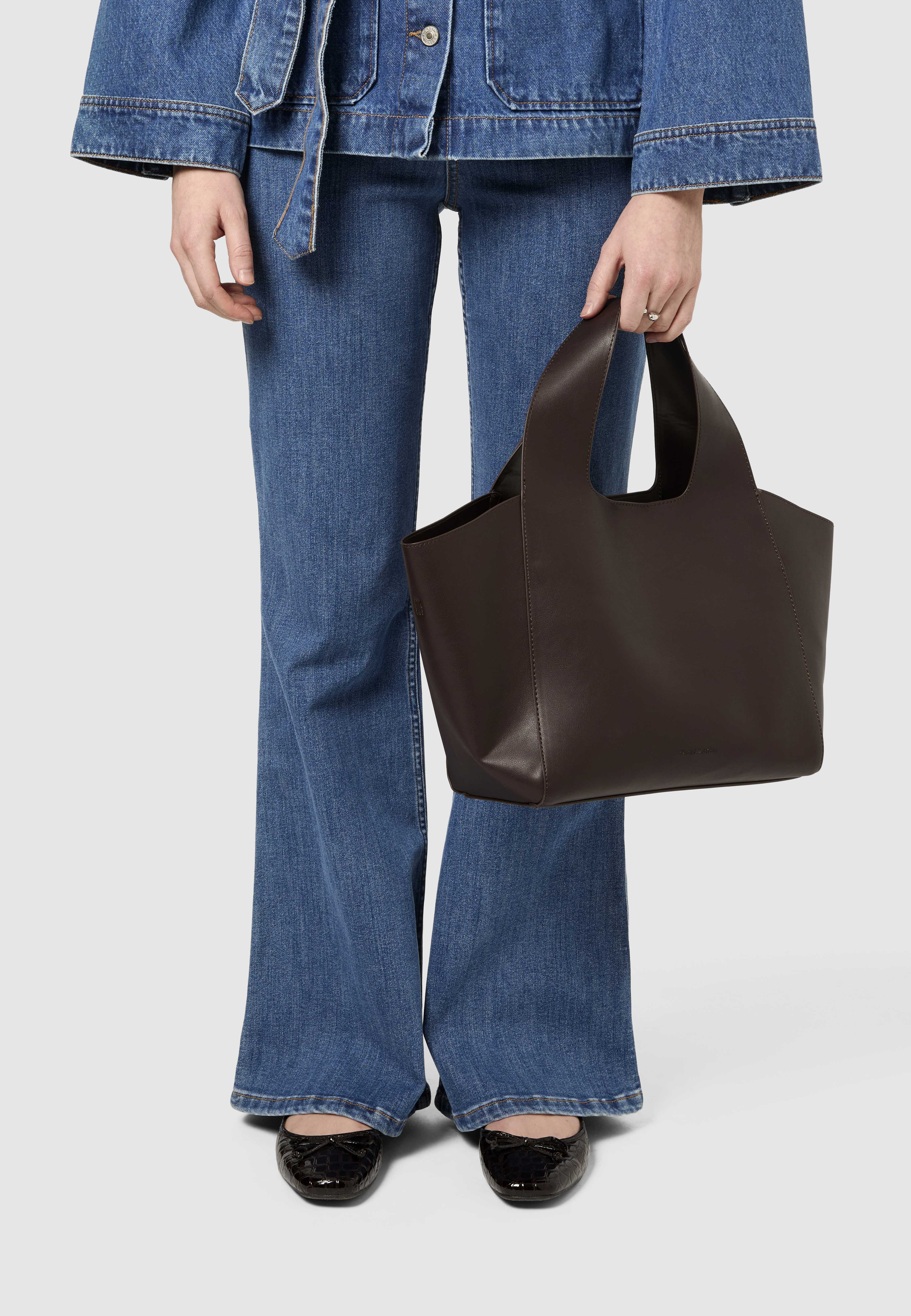 Liten toteväska SANYA, från Carin Wester, i färgen Dk Brown. Klicka för att öppna bilden i stort format