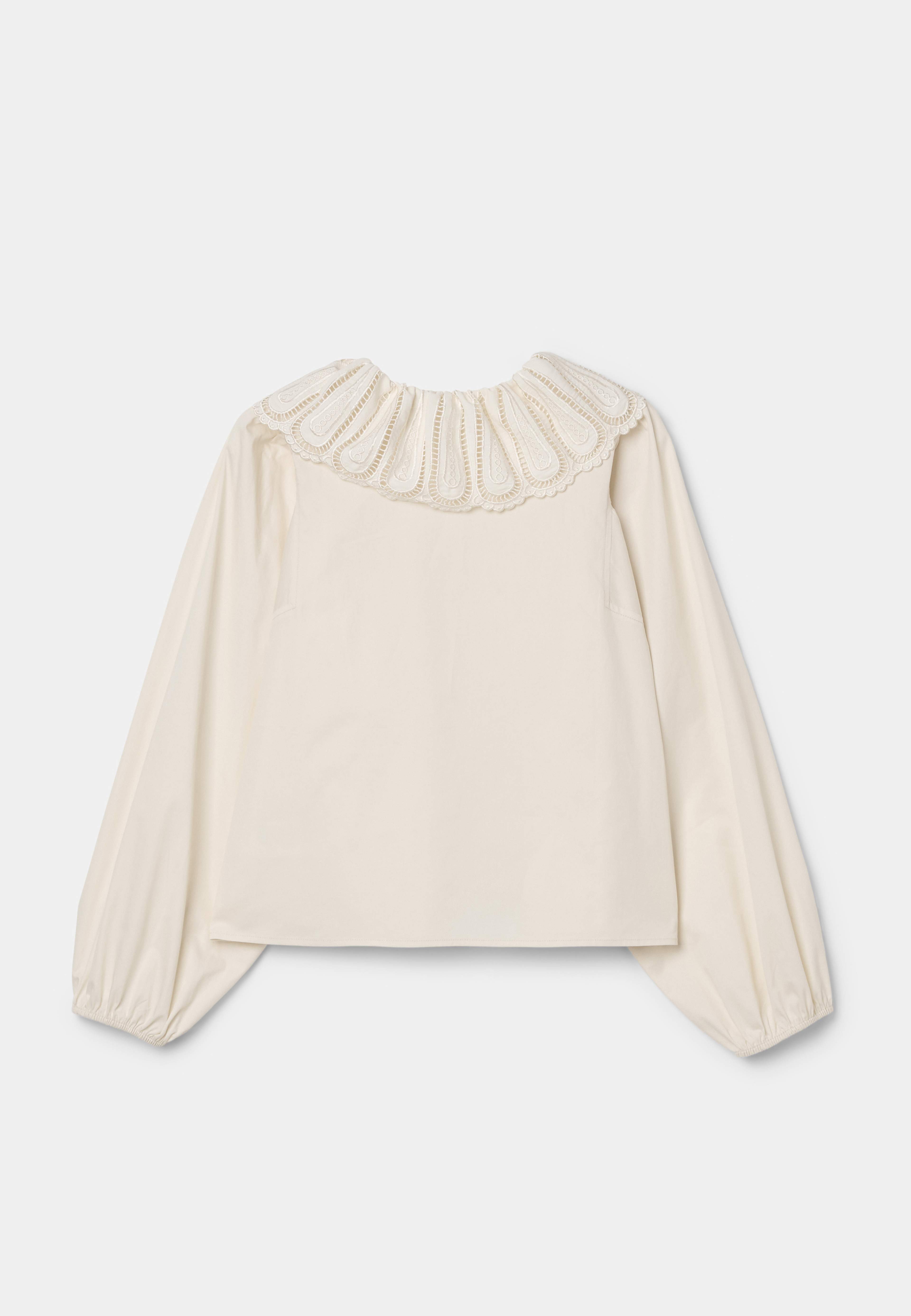 Blus med spetskrage SHE