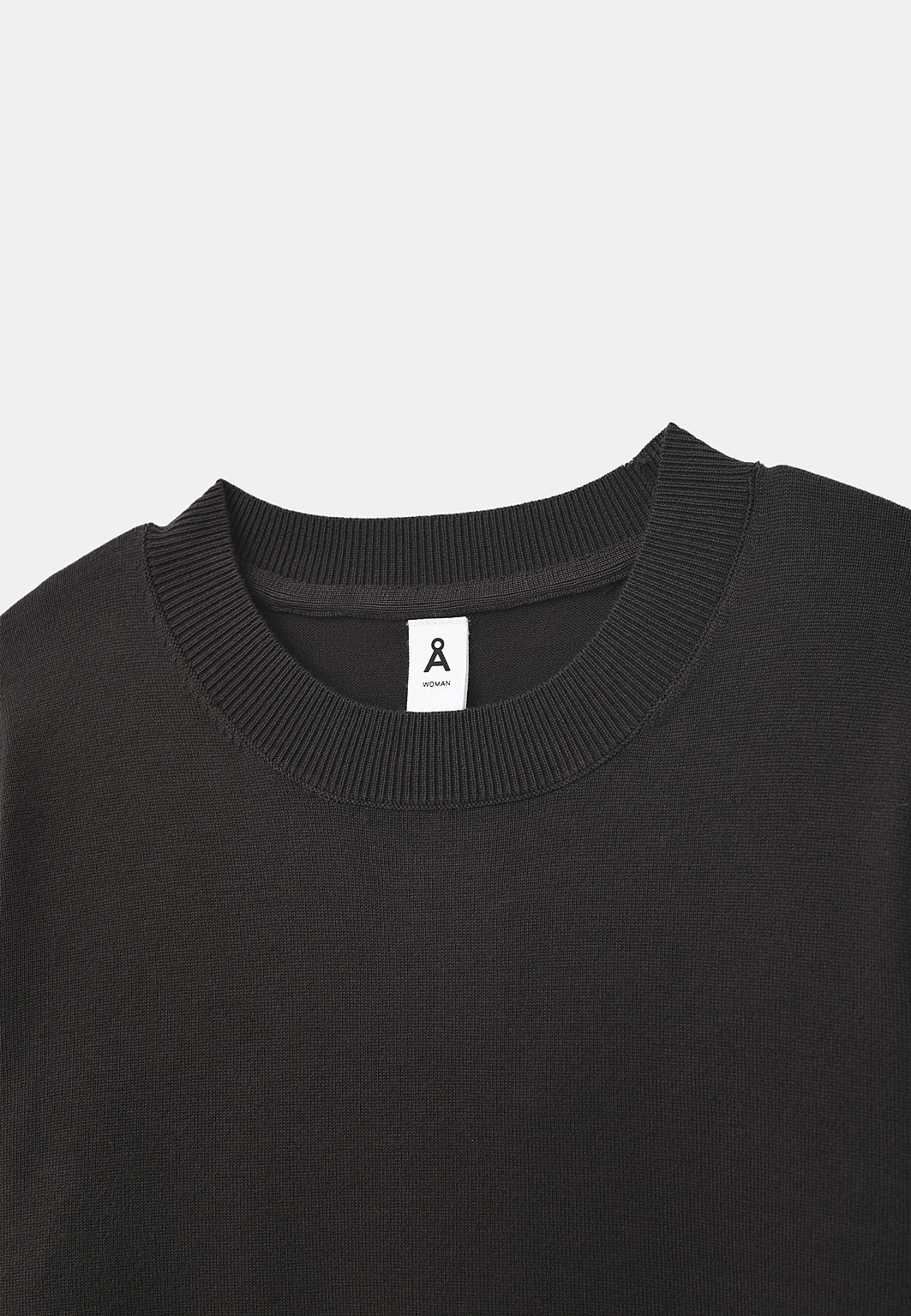 Stickad tröja ASTRID, från Å WOMAN, i färgen Brown 2. Klicka för att öppna bilden i stort format