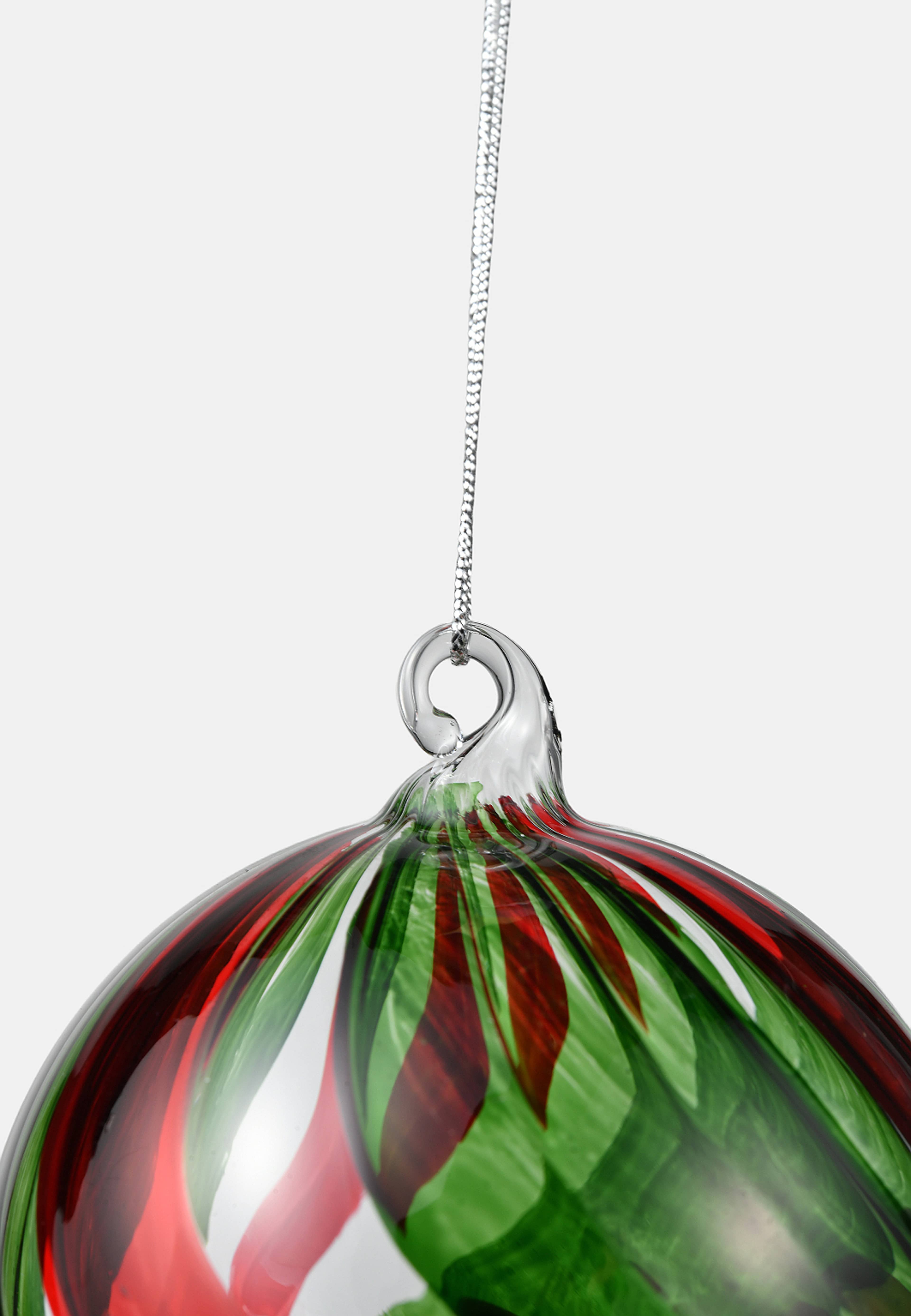 Julgranskula i glas DOUBLE SWIRL 8 cm, från Åhléns Home, i färgen Green/Red/Clear. Klicka för att öppna bilden i stort format
