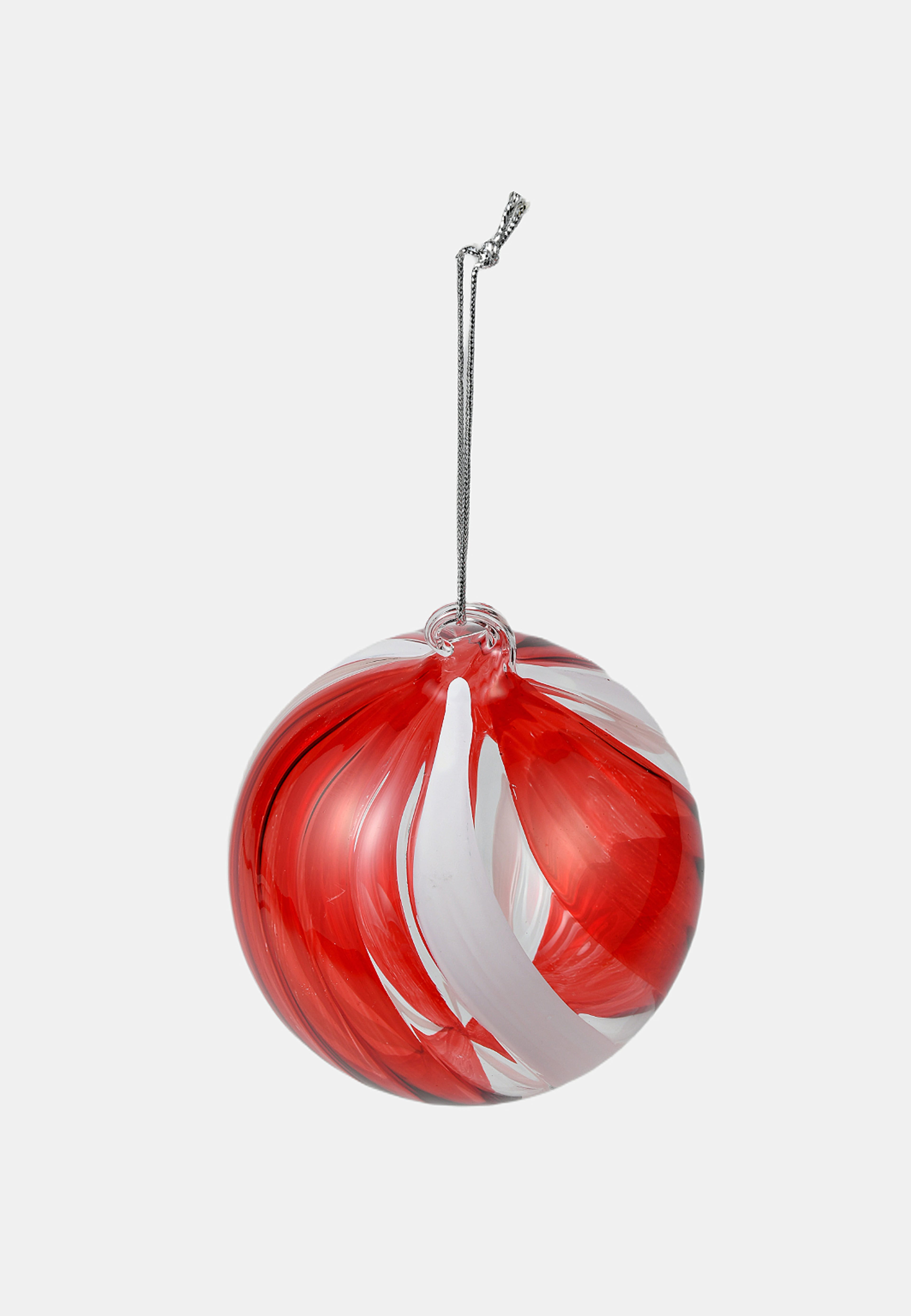Julgranskula i glas DOUBLE SWIRL 8 cm, från Åhléns Home, i färgen Red/White/Clear. Klicka för att öppna bilden i stort format