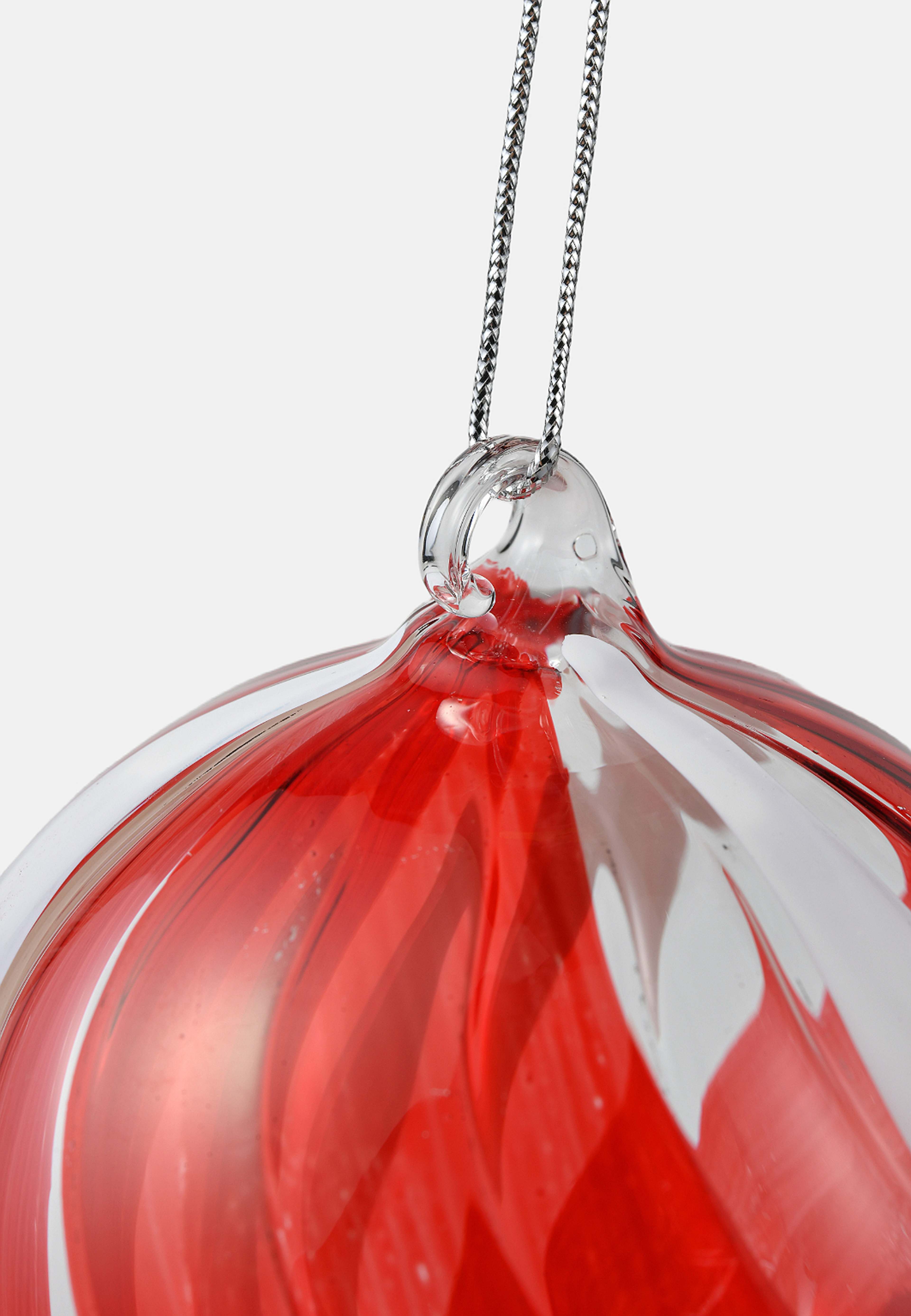 Julgranskula i glas DOUBLE SWIRL 8 cm, från Åhléns Home, i färgen Red/White/Clear. Klicka för att öppna bilden i stort format