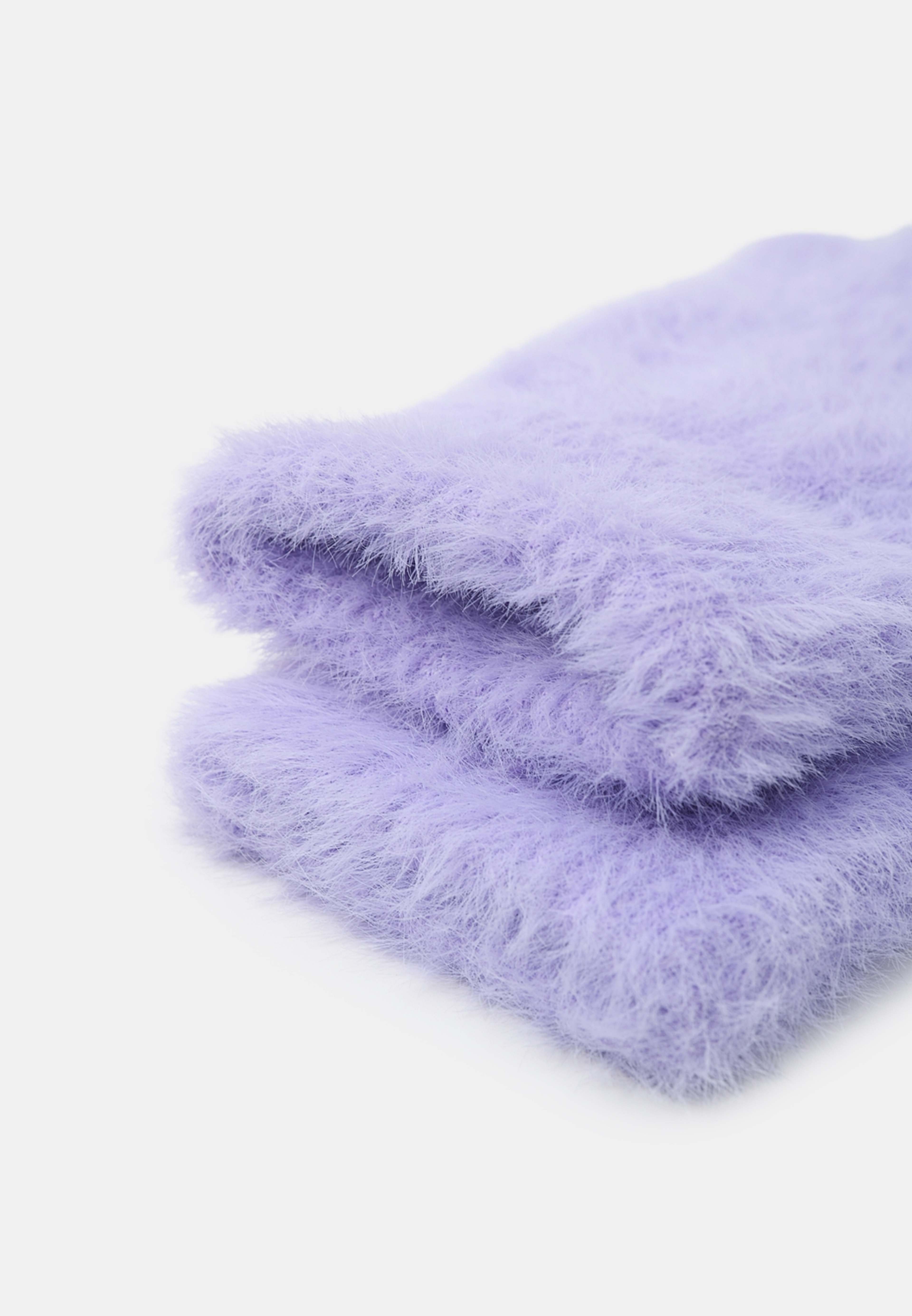 Lurviga fingervantar LOA, från RIKIKI, i färgen Purple 2. Klicka för att öppna bilden i stort format