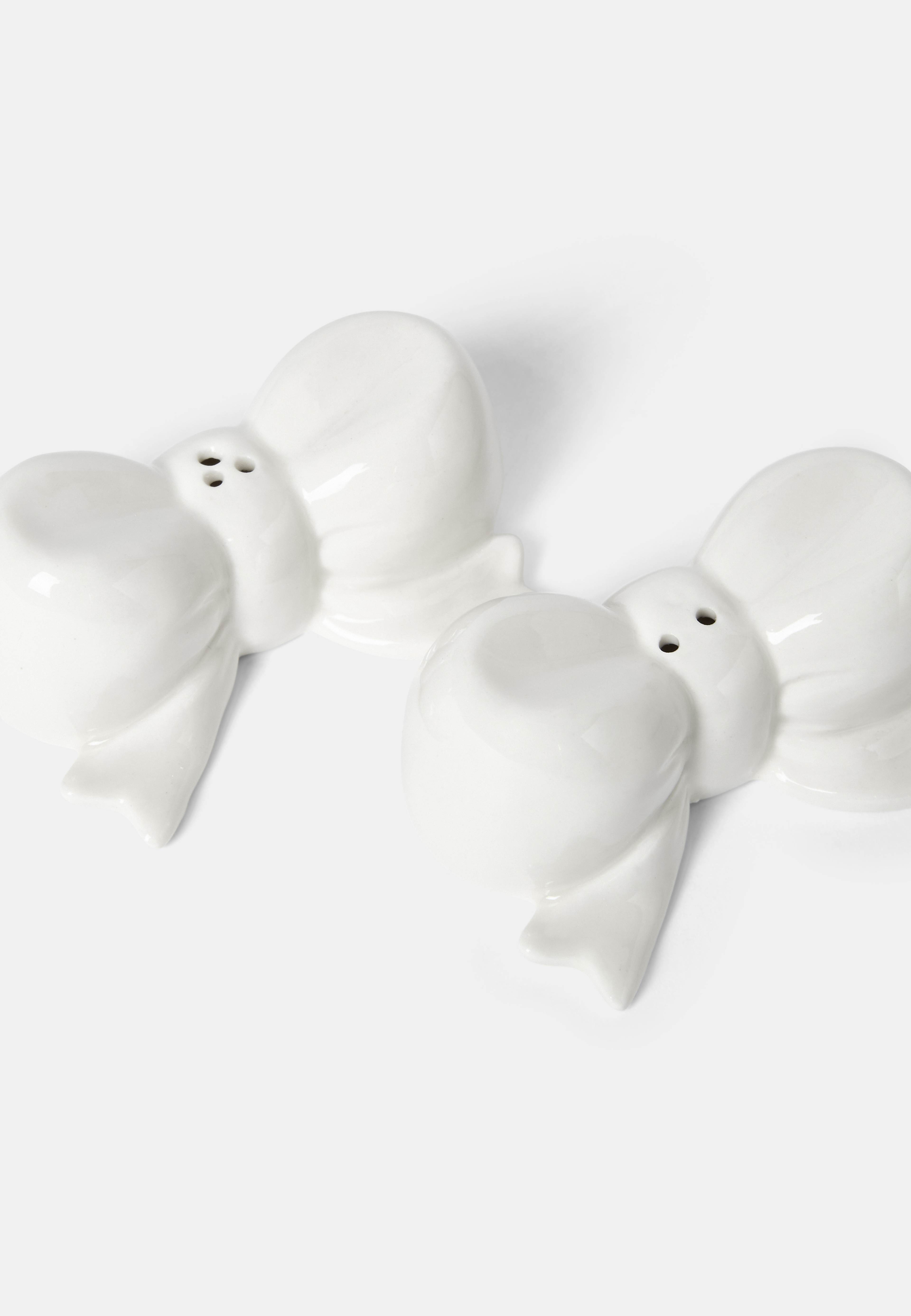 Salt- och pepparkar BOW, från Åhléns Home, i färgen White. Klicka för att öppna bilden i stort format