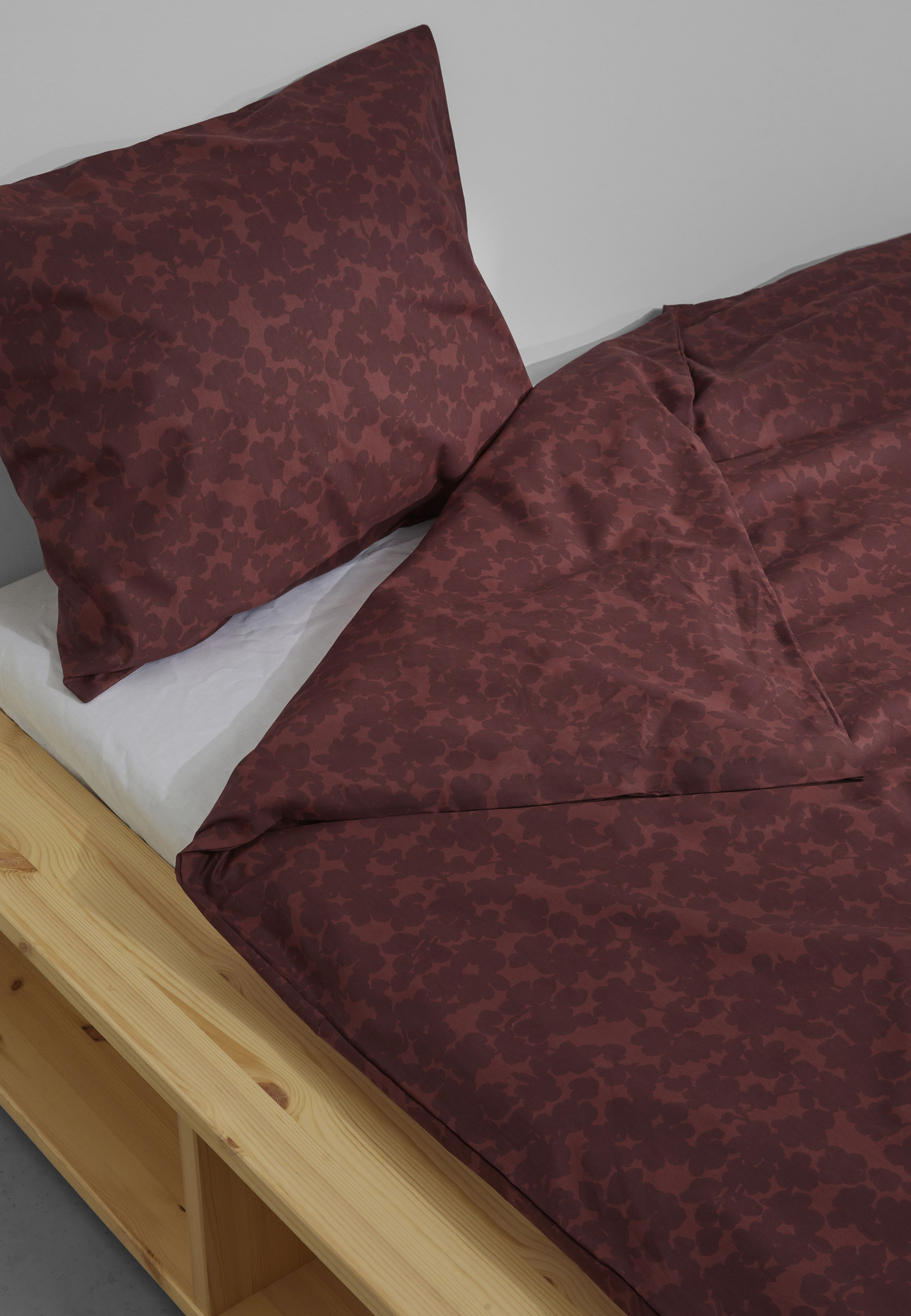 Bäddset NORA 150x210 cm, från Åhléns Home, i färgen Dk Red. Klicka för att öppna bilden i stort format