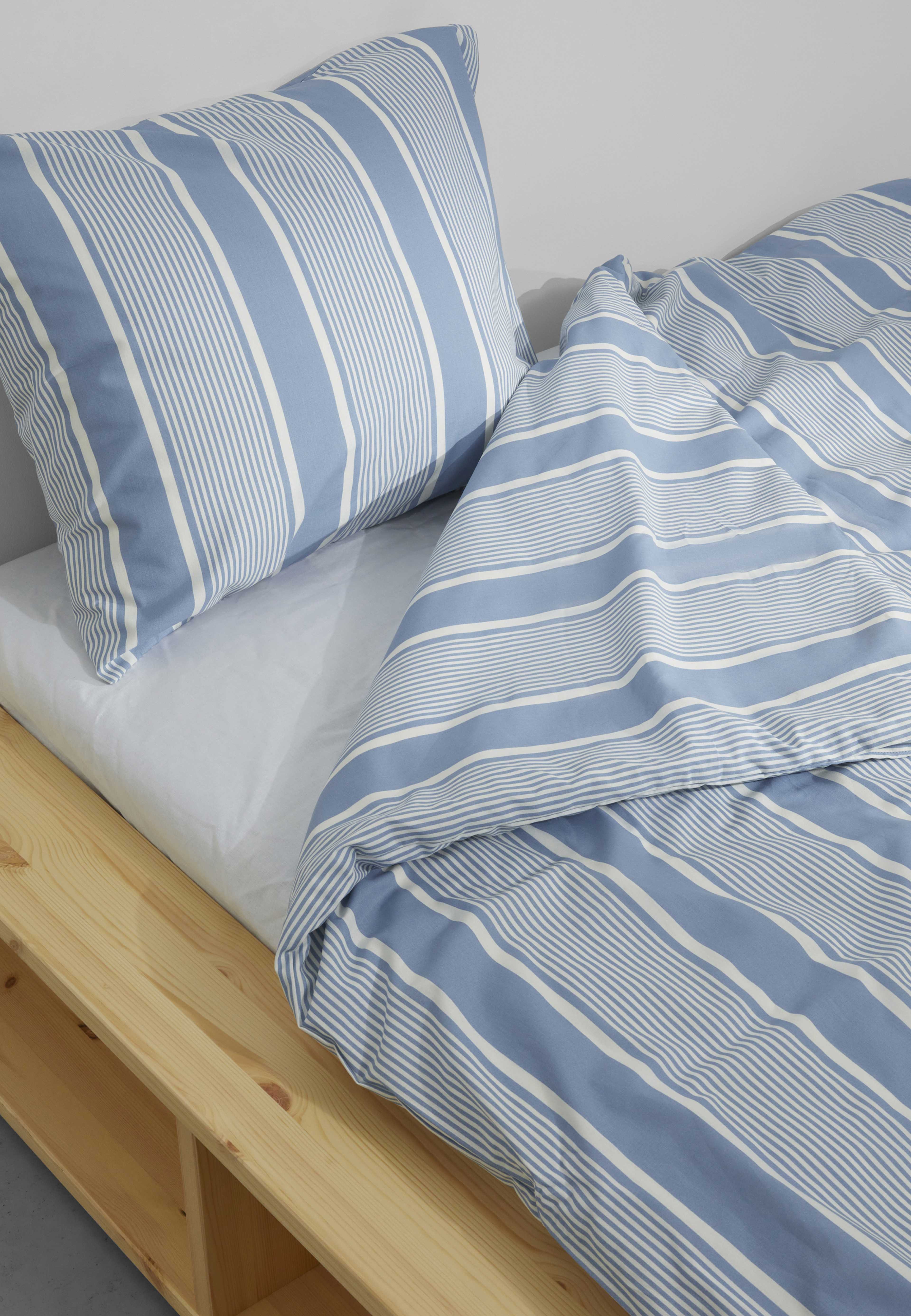 Bäddset NORA 150x210 cm, från Åhléns Home, i färgen Blue Stripe. Klicka för att öppna bilden i stort format
