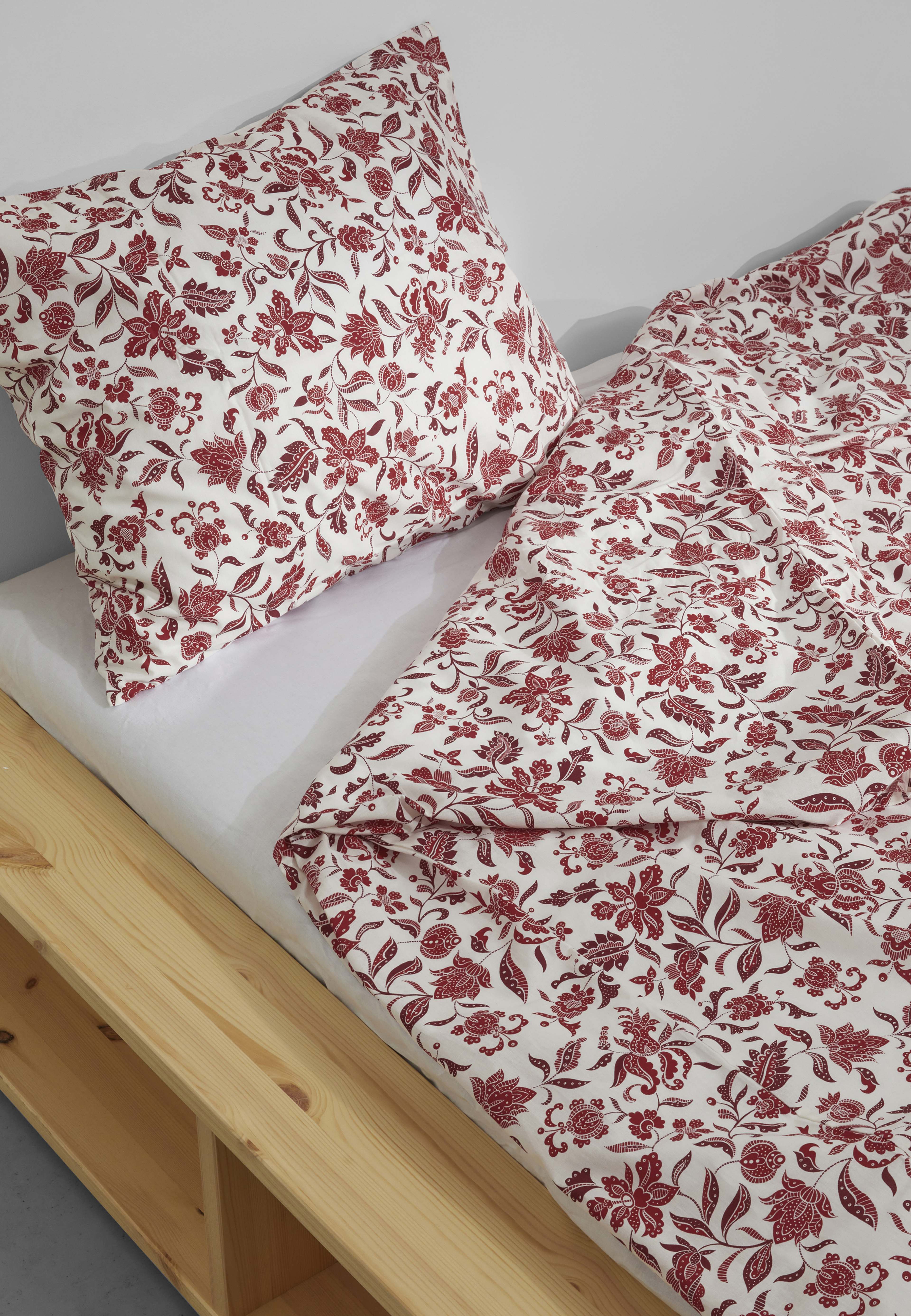 Bäddset OFELIA 150x210 cm, från Åhléns Home, i färgen Red. Klicka för att öppna bilden i stort format