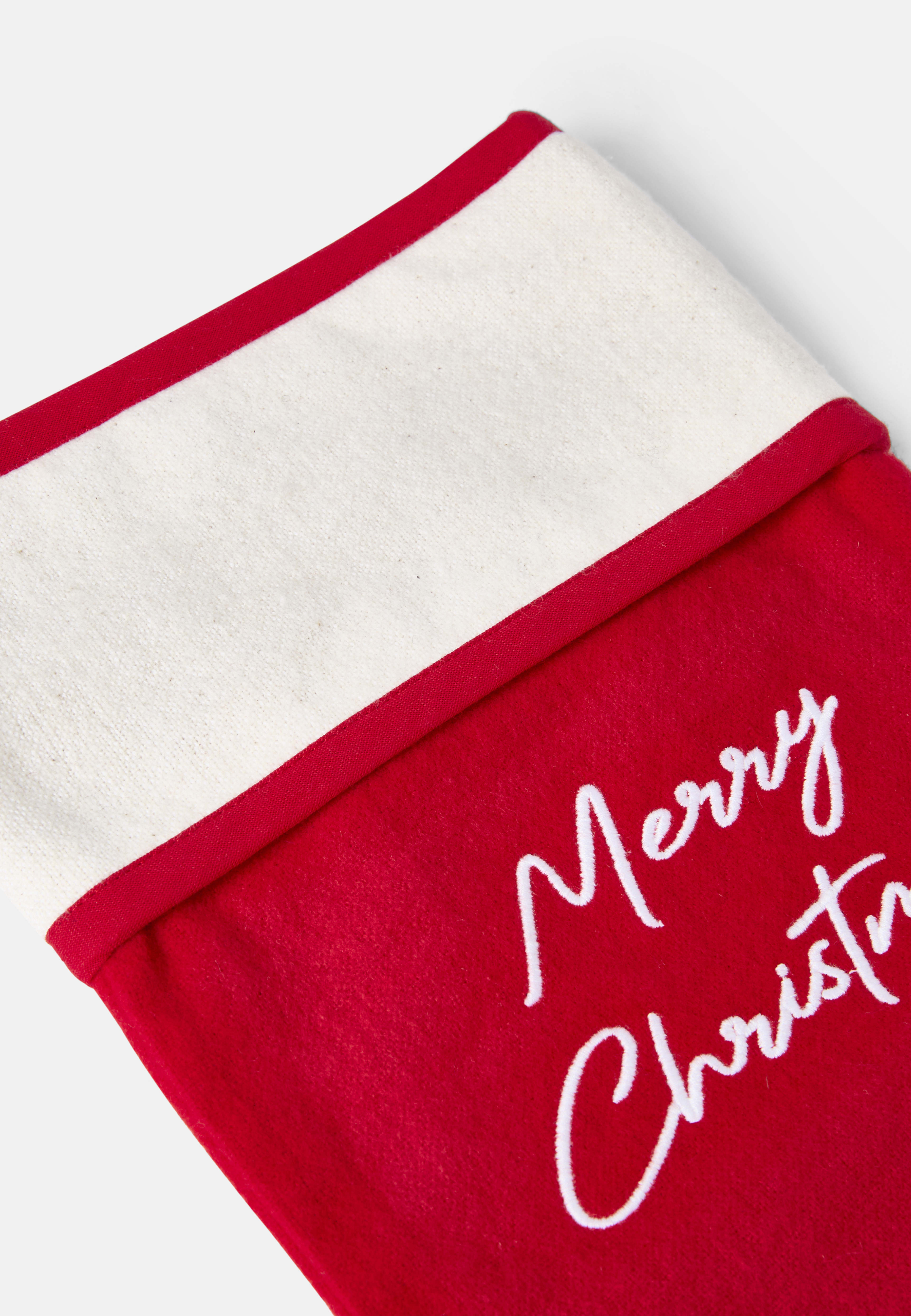 Julstrumpa MERRY CHRISTMAS, från Åhléns Home, i färgen Off White/Red. Klicka för att öppna bilden i stort format