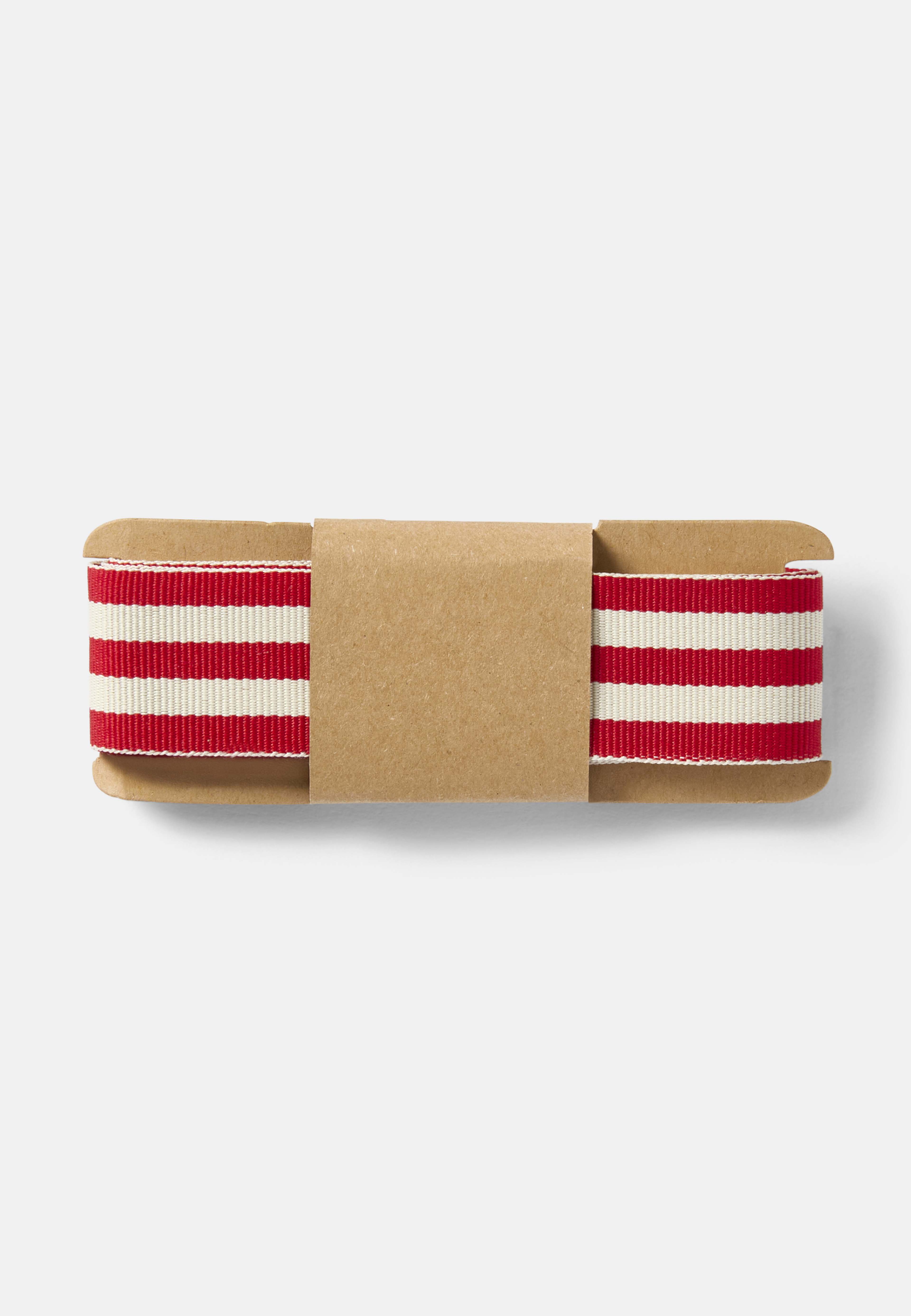 Presentband STRIPE 4 m, från Åhléns Home, i färgen White/Red. Klicka för att öppna bilden i stort format