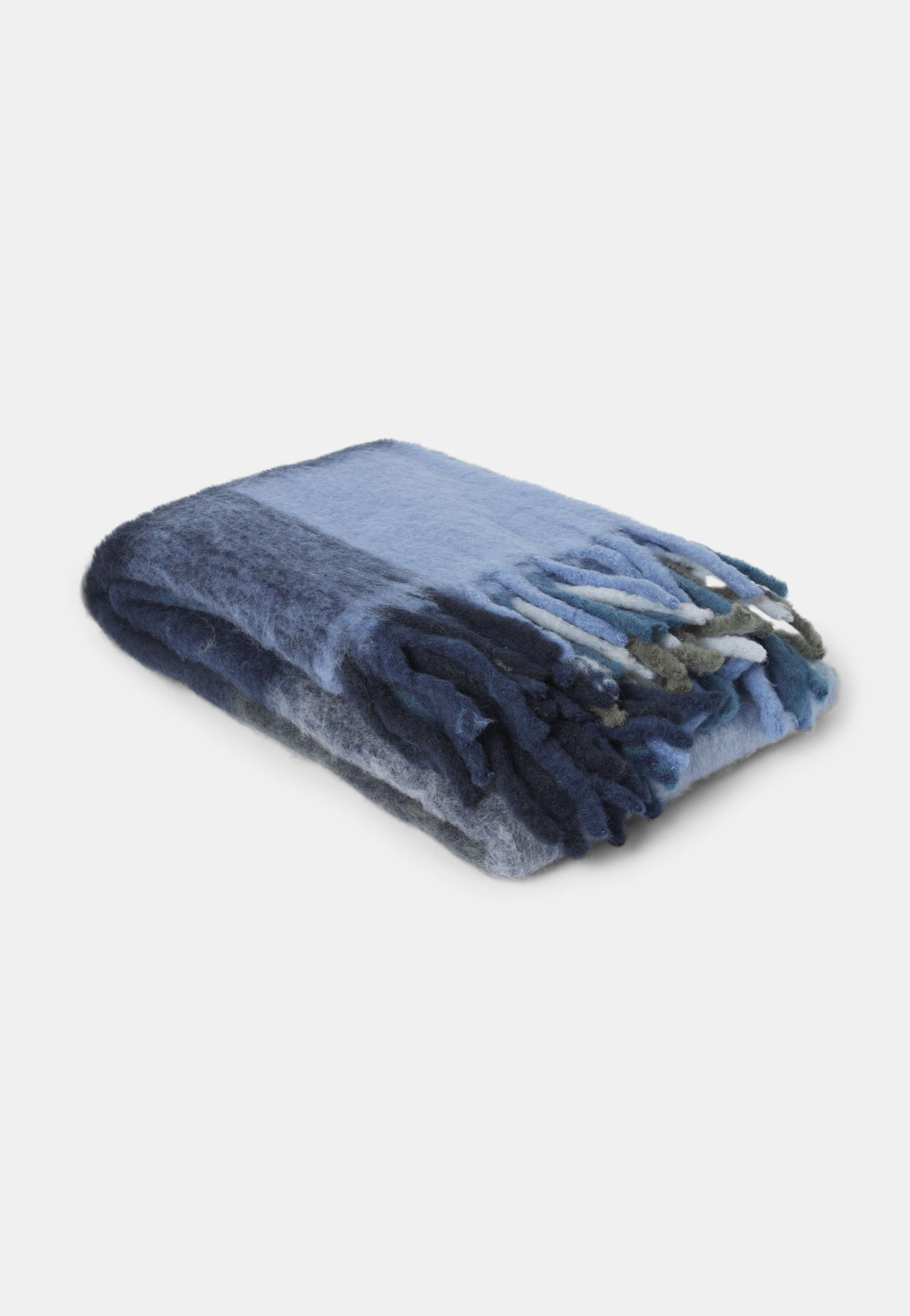 Rutig pläd i ullmix WOLFIE 130x170 cm, från Åhléns Home, i färgen Multi Blue/Green. Klicka för att öppna bilden i stort format