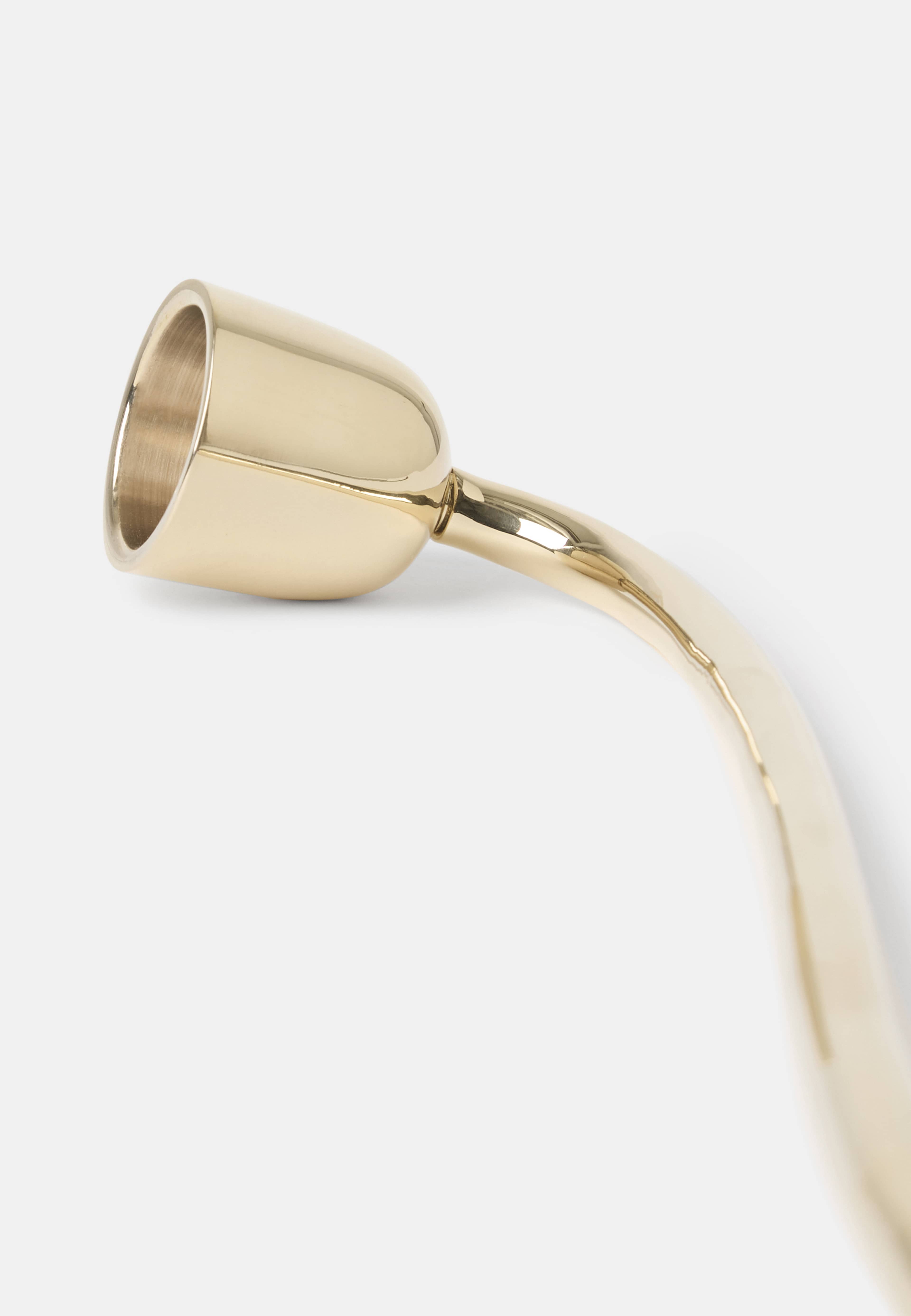Ljussläckare i mässing, från MANO ATELIER, i färgen Gold.