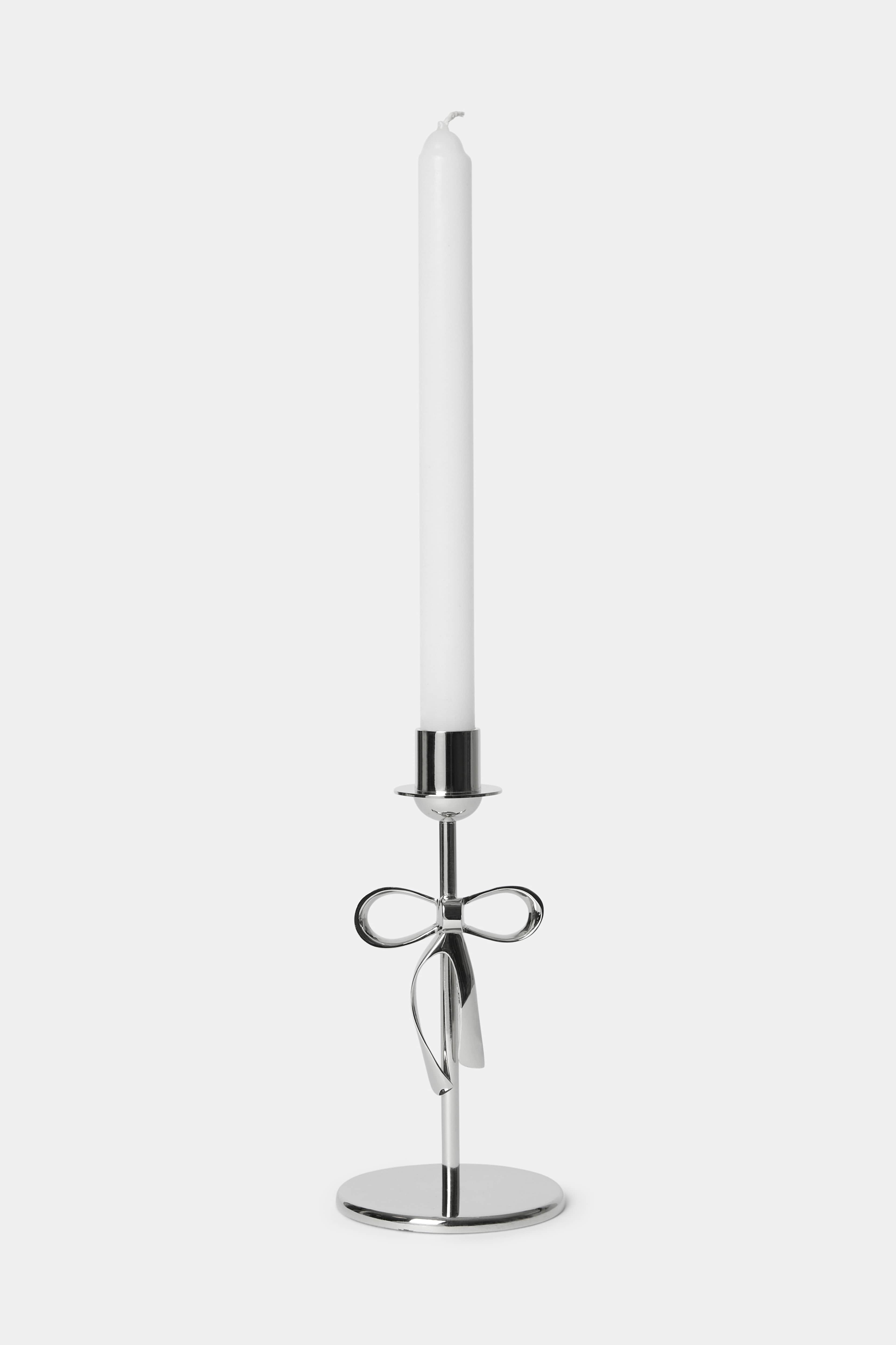 Mässingsljusstake med rosett 19 cm, från MANO ATELIER, i färgen Silver.