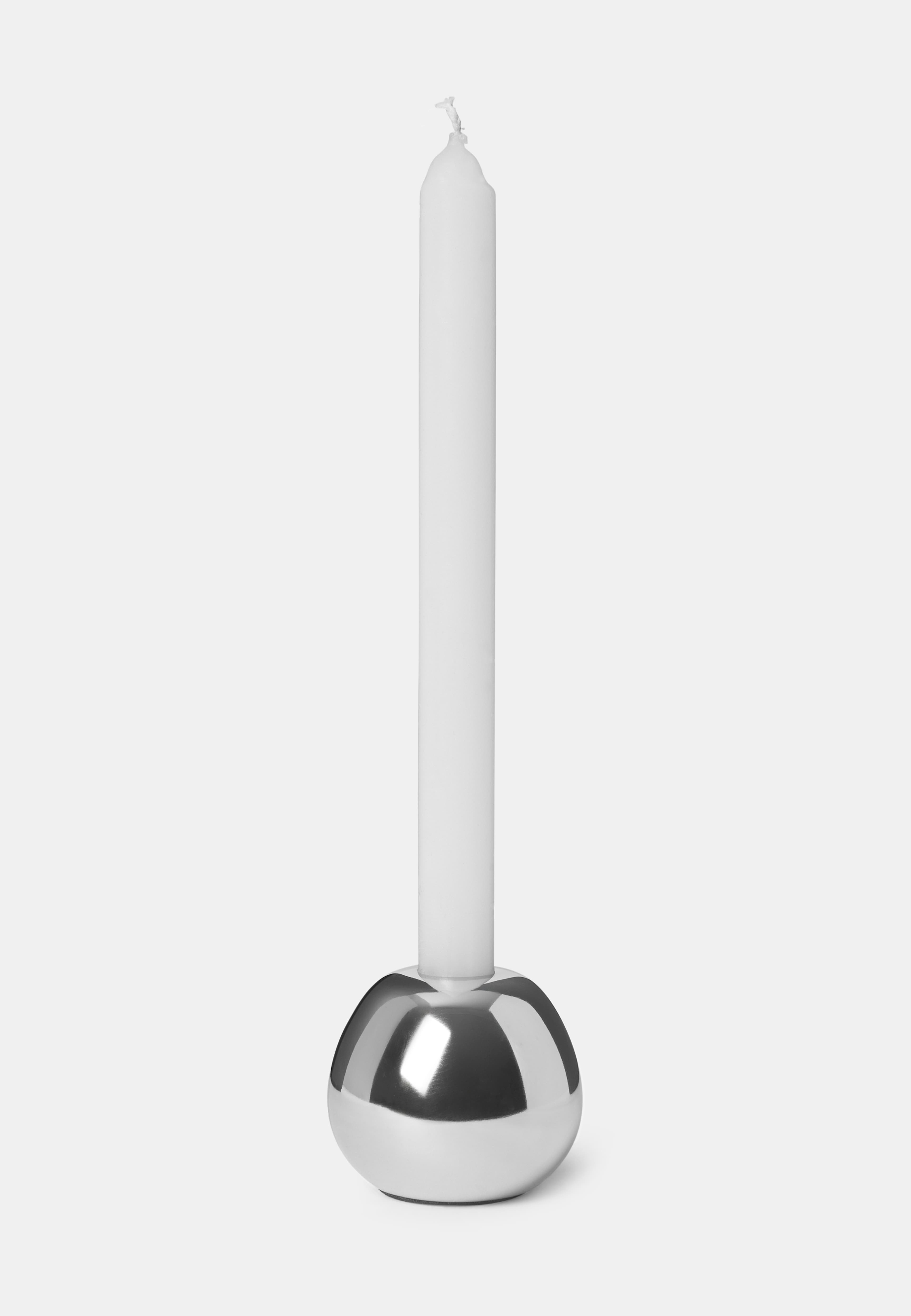 Ljusstake i aluminium, från Åhléns Home, i färgen Silver.