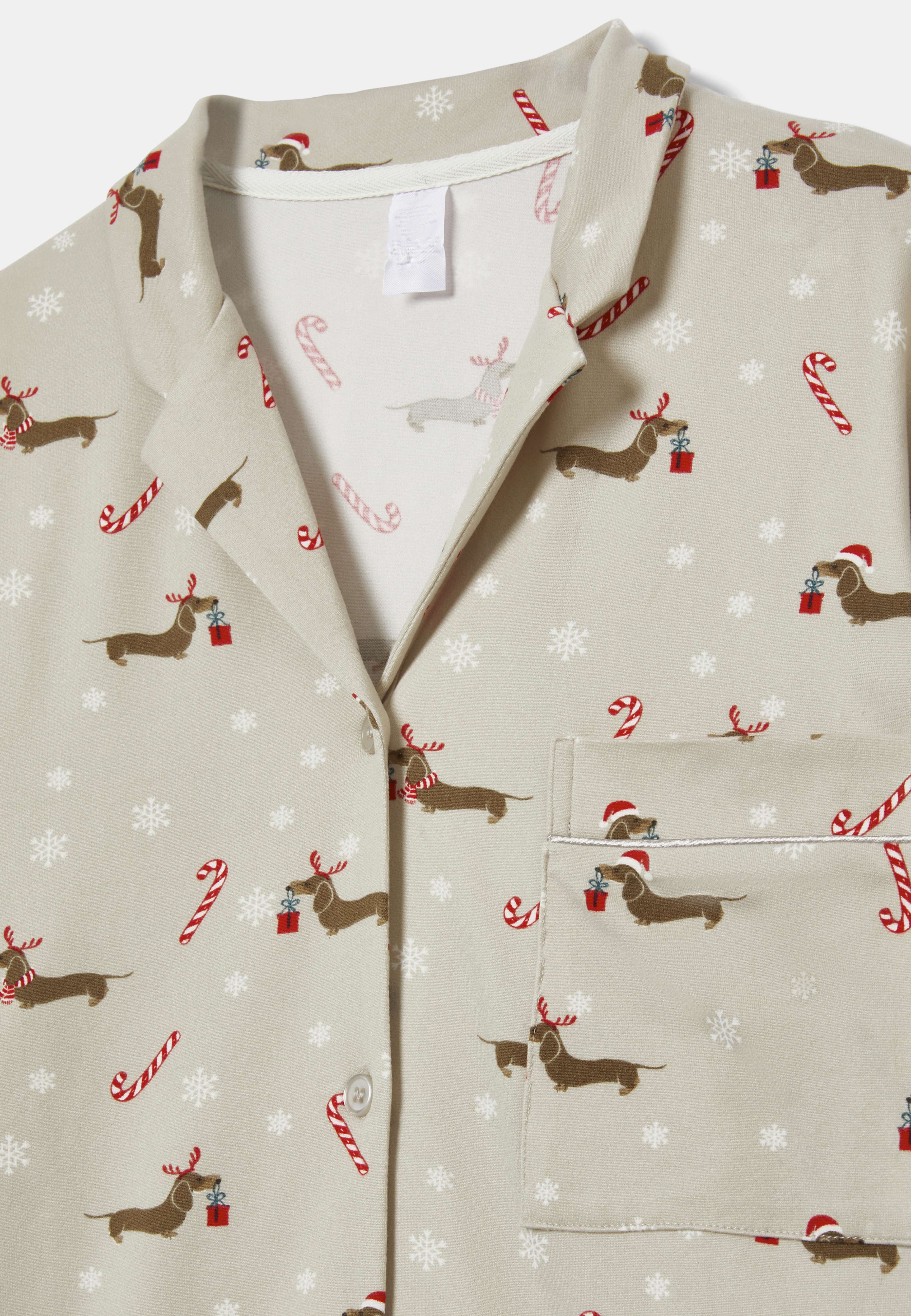 Julpyjamas HOLLY, från Å WOMAN, i färgen Dachshund. Klicka för att öppna bilden i stort format