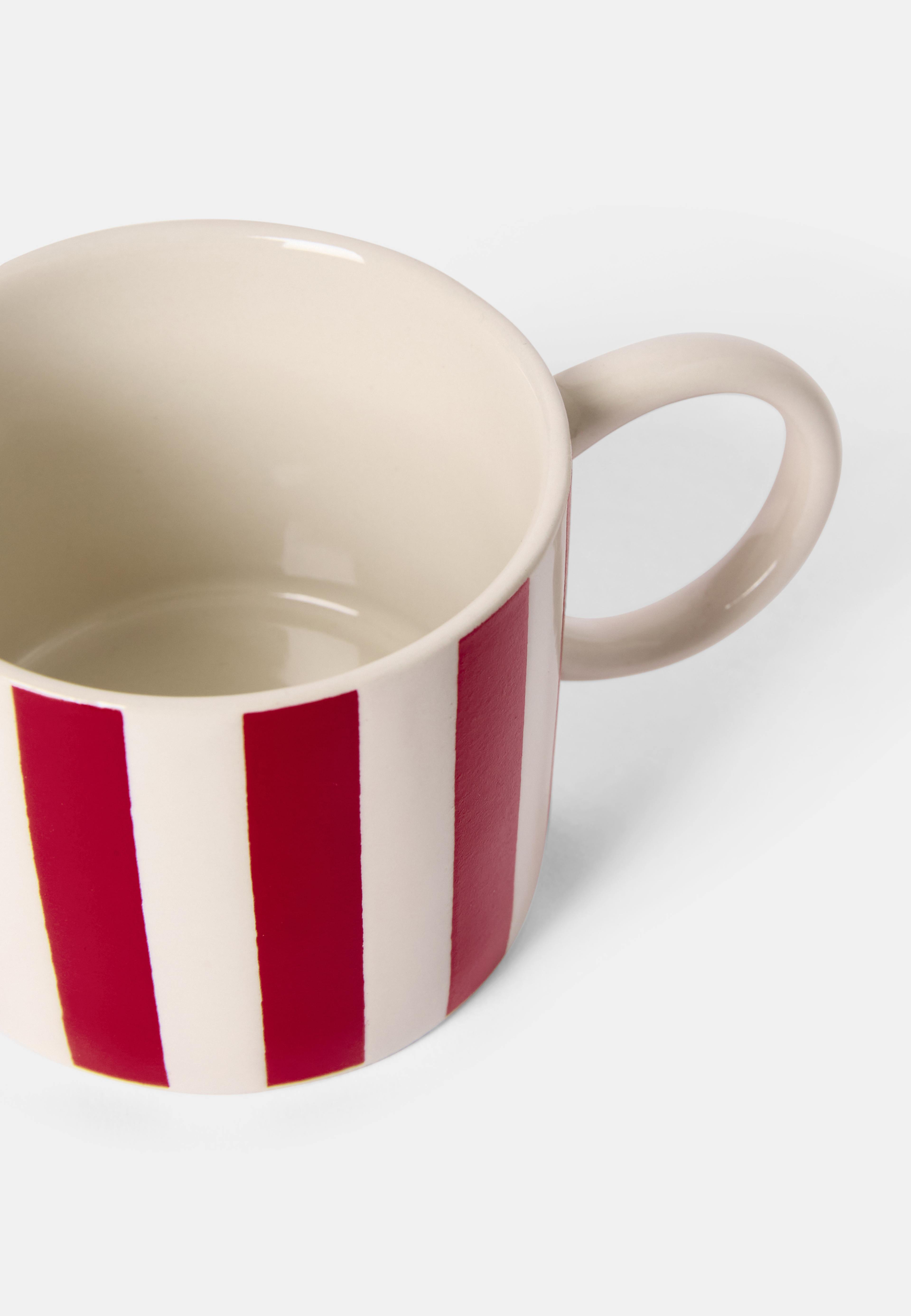 Mugg i stengods ADA Stripe 10 cl, från Åhléns Home, i färgen Red. Klicka för att öppna bilden i stort format