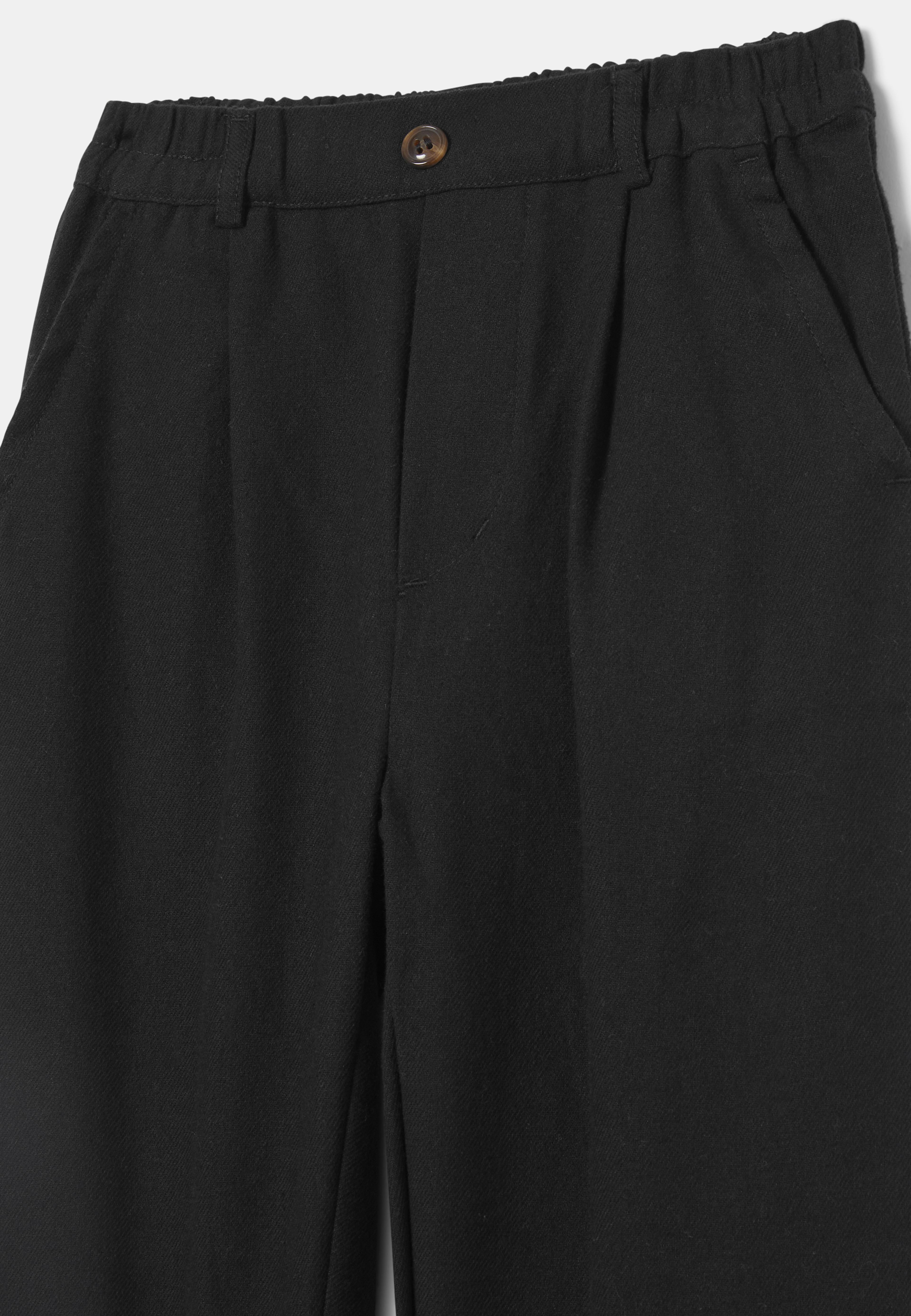 Byxor VICTOR, från RIKIKI, i färgen Black. Klicka för att öppna bilden i stort format