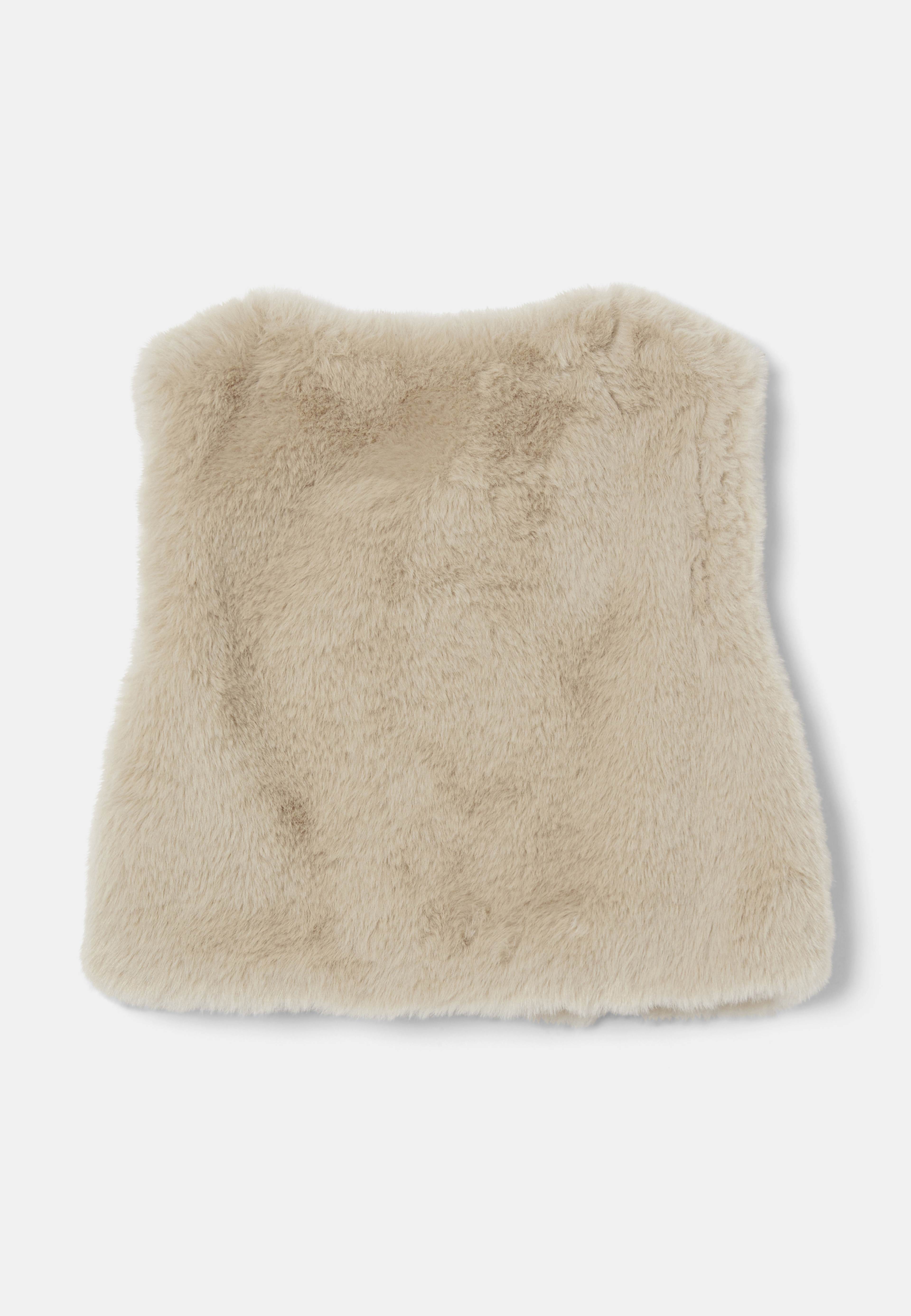 Babyväst i fuskpäls LOELLA, från RIKIKI, i färgen Off White. Klicka för att öppna bilden i stort format