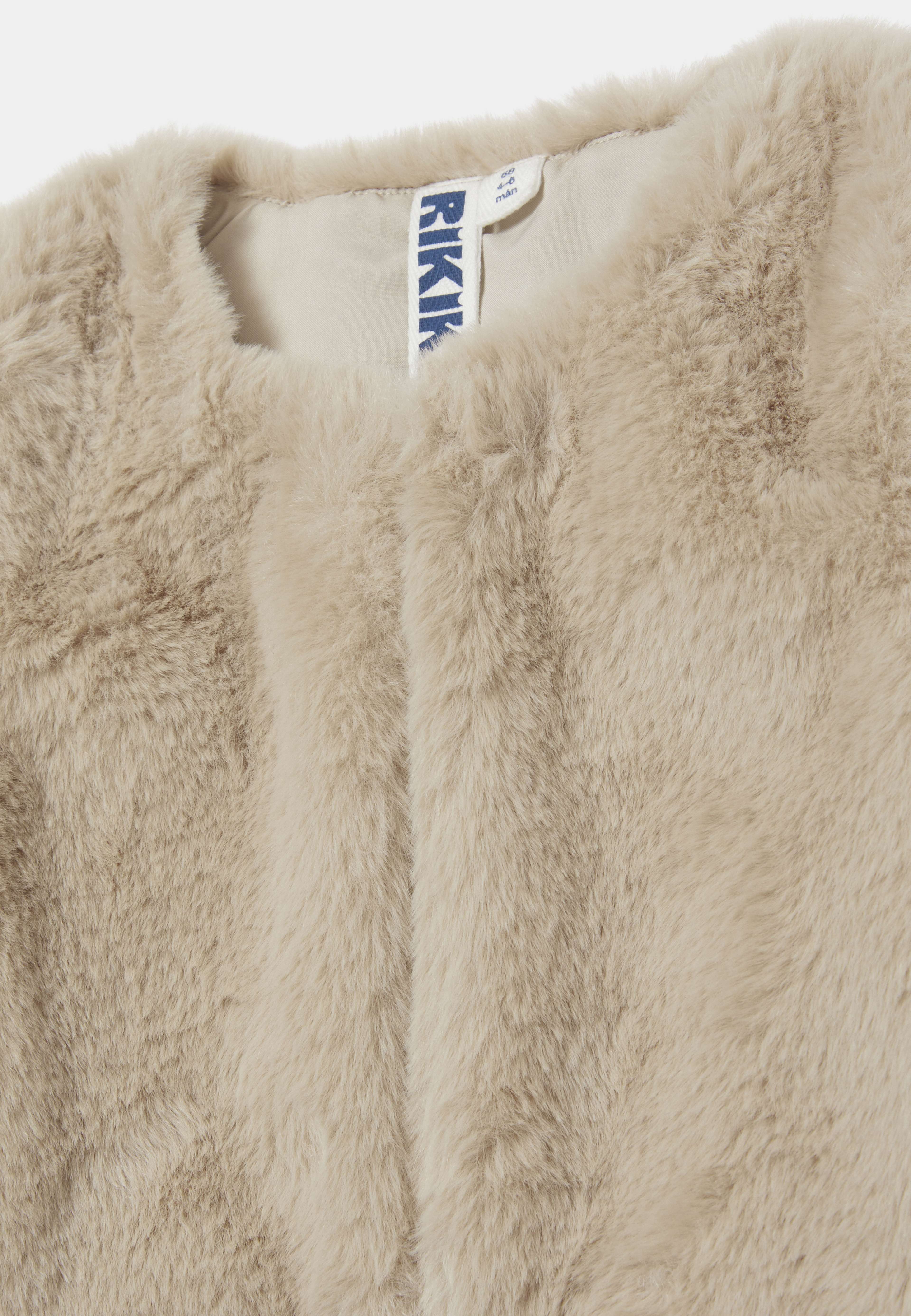 Babyväst i fuskpäls LOELLA, från RIKIKI, i färgen Off White. Klicka för att öppna bilden i stort format