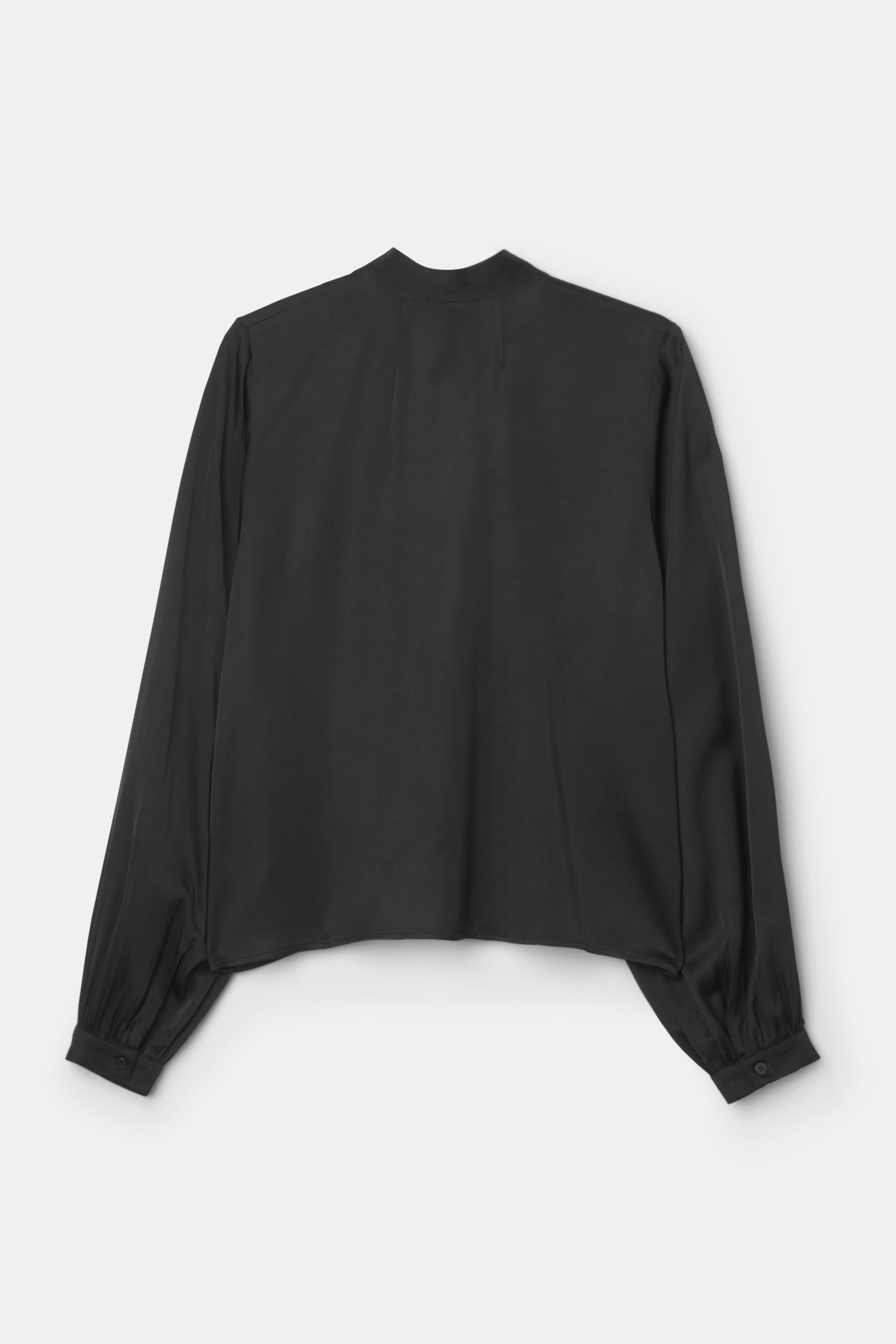 Blus med knytband AXELINE, från Carin Wester, i färgen Black. Klicka för att öppna bilden i stort format