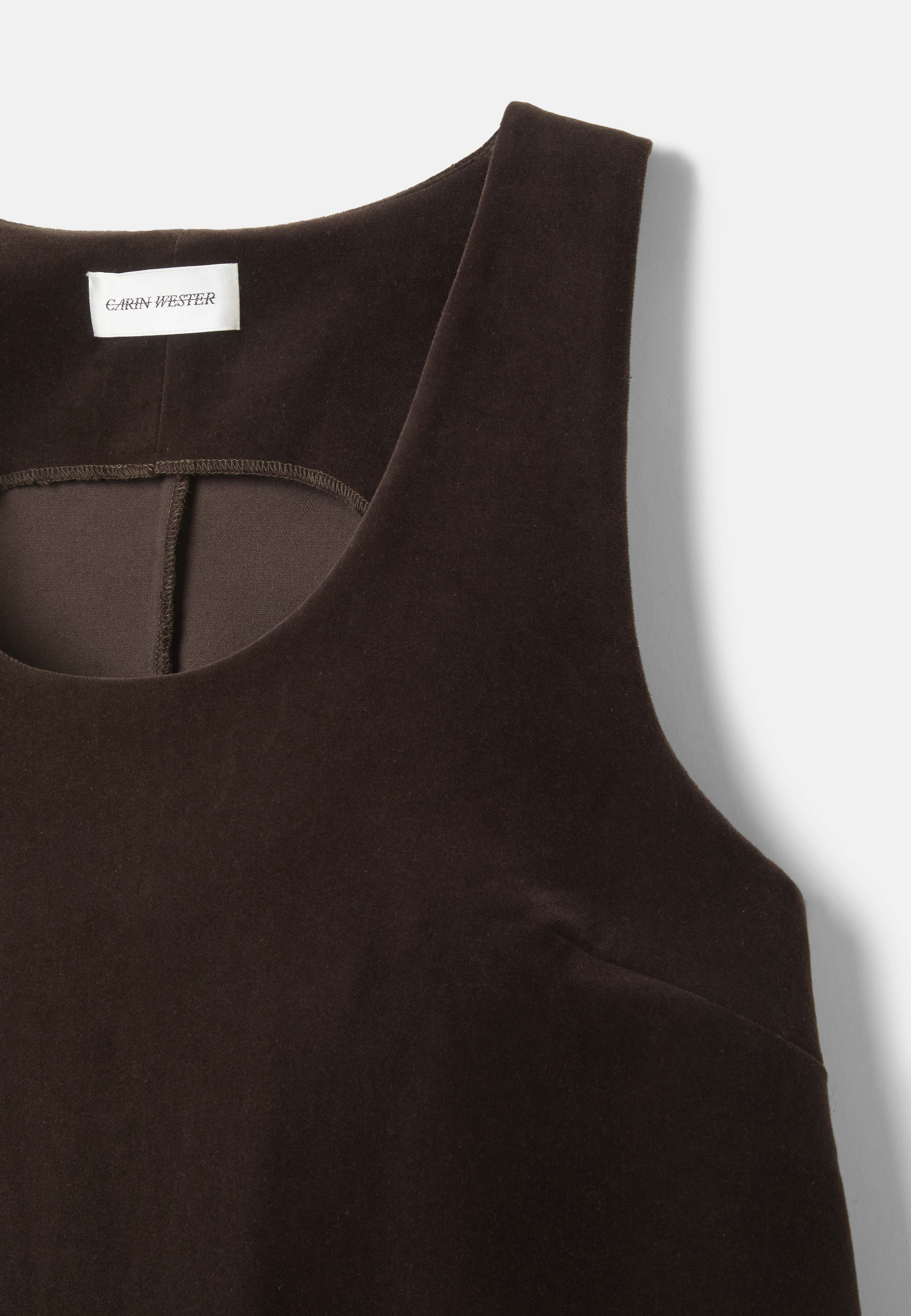 Ärmlös sammetsklänning LEANE, från Carin Wester, i färgen Dark Brown.