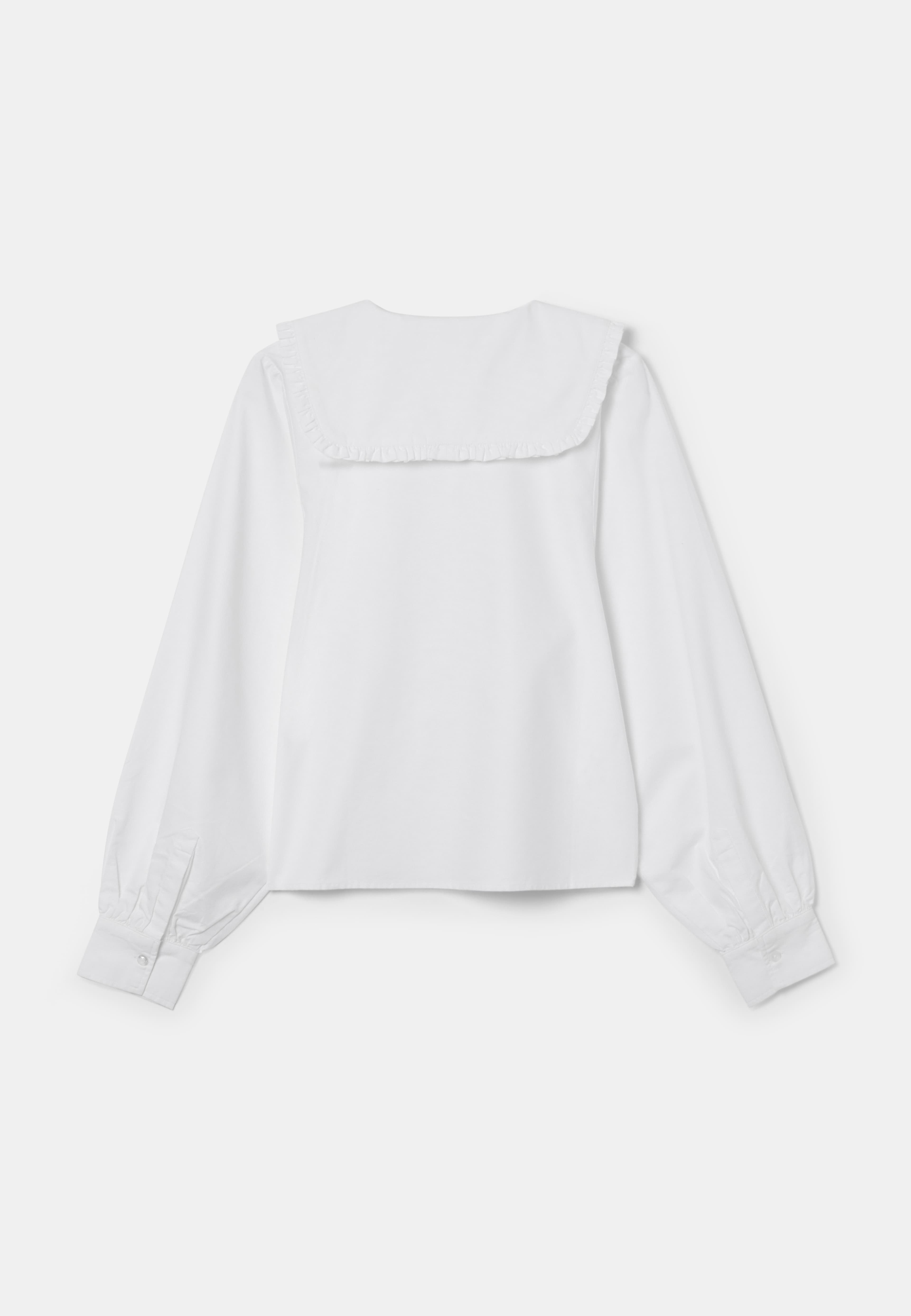 Bomullsblus med volangkrage ANELLA, från Carin Wester, i färgen Bright White. Klicka för att öppna bilden i stort format