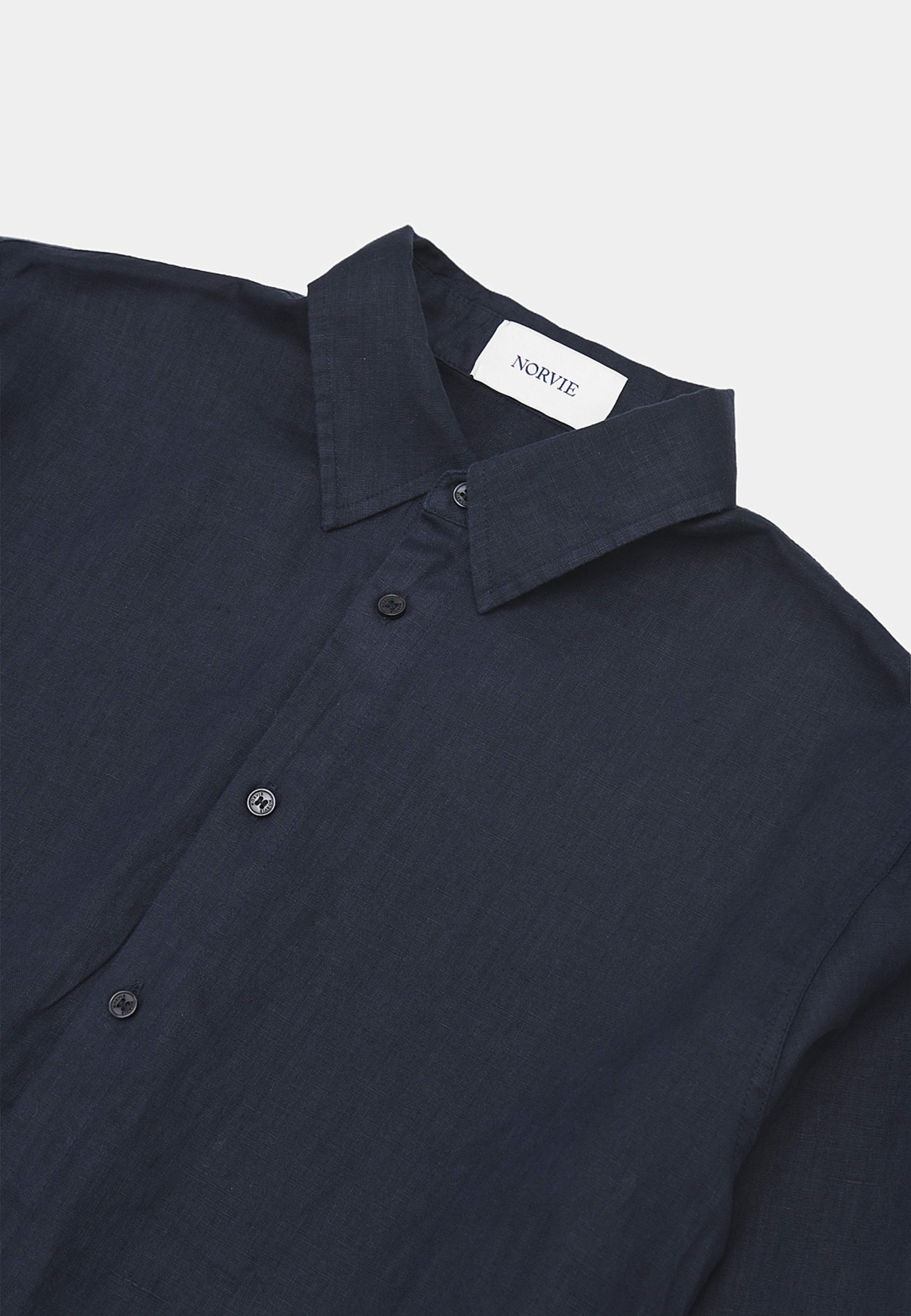 Linneskjorta KARL, från NORVIE, i färgen Navy. Klicka för att öppna bilden i stort format