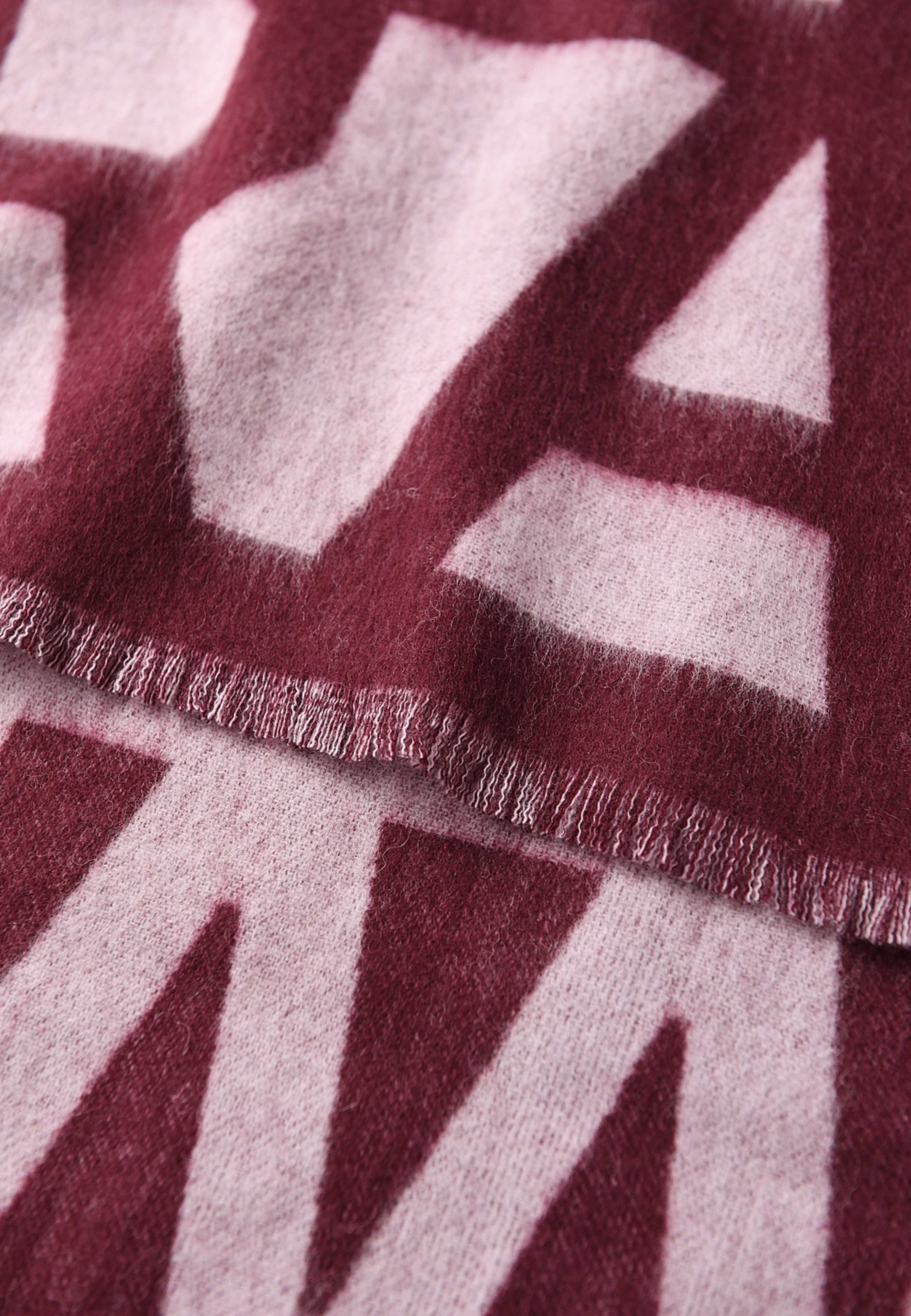 Jaquardstickad ullhalsduk HERA, från Wera, i färgen Wine Red. Klicka för att öppna bilden i stort format