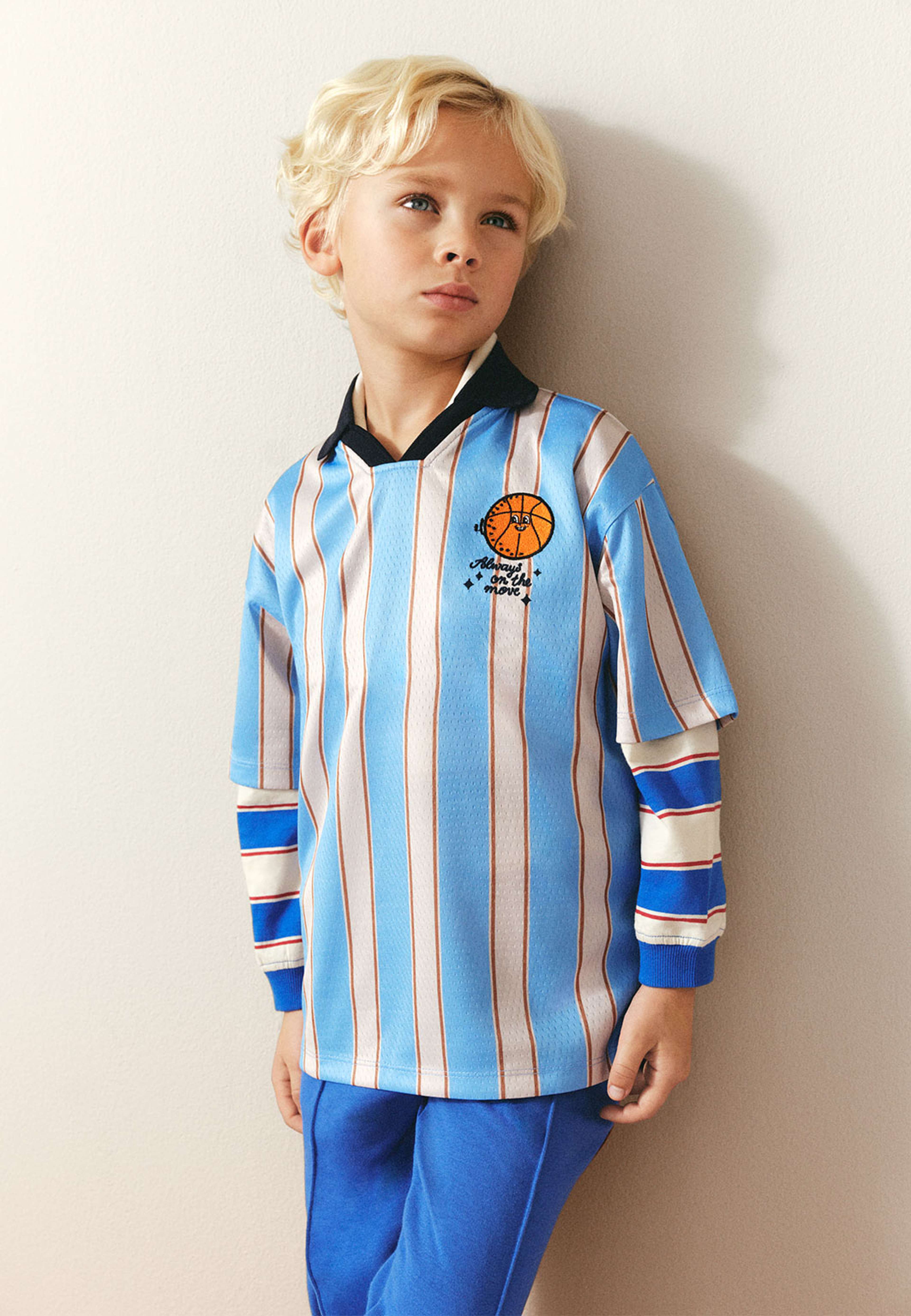 Fotbollströja ROBIN, från RIKIKI, i färgen Blue Stripe. Klicka för att öppna bilden i stort format