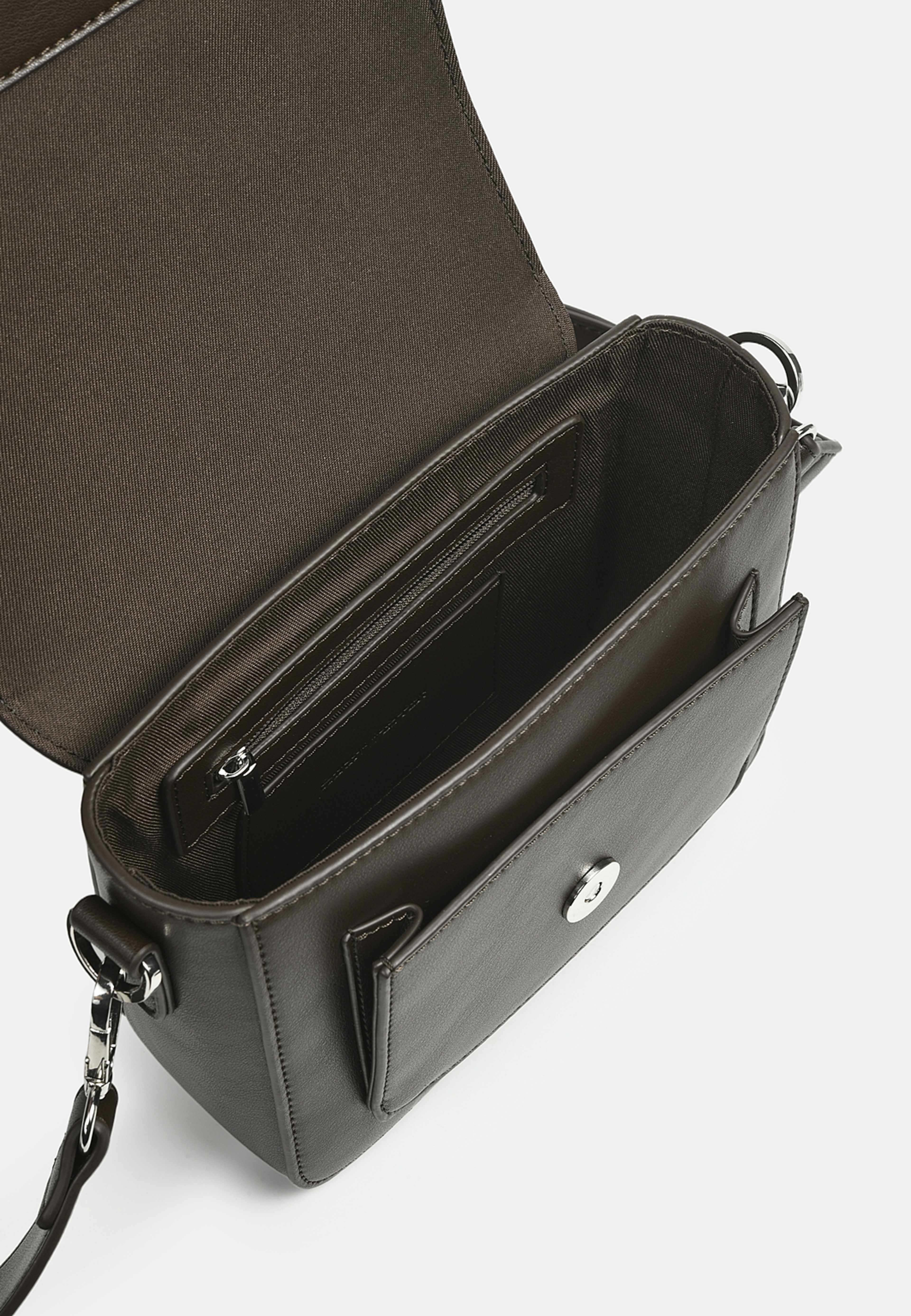 Crossbody CYNTHIA, från Carin Wester, i färgen Dk brown Plain. Klicka för att öppna bilden i stort format