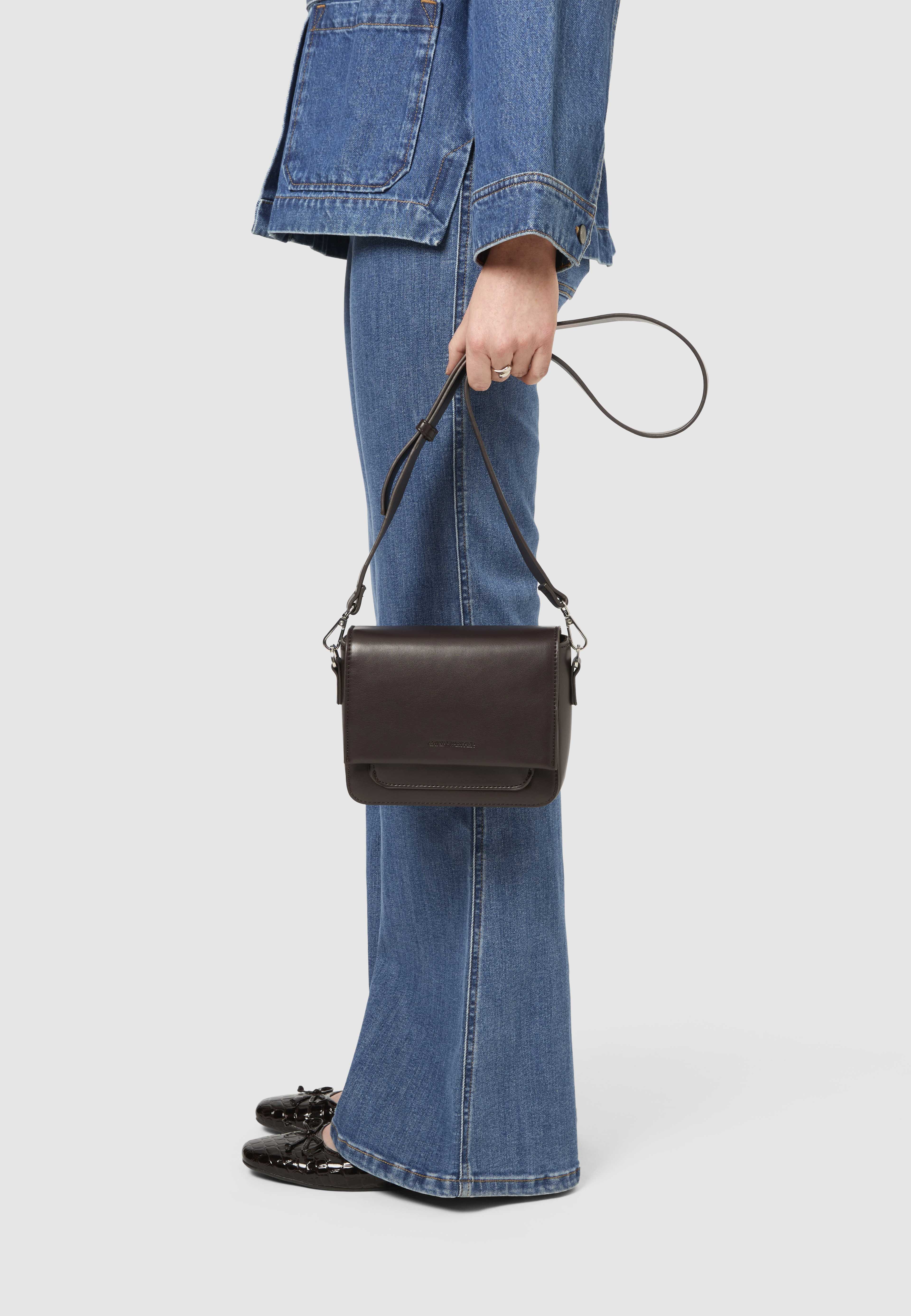 Crossbody CYNTHIA, från Carin Wester, i färgen Dk brown Plain. Klicka för att öppna bilden i stort format