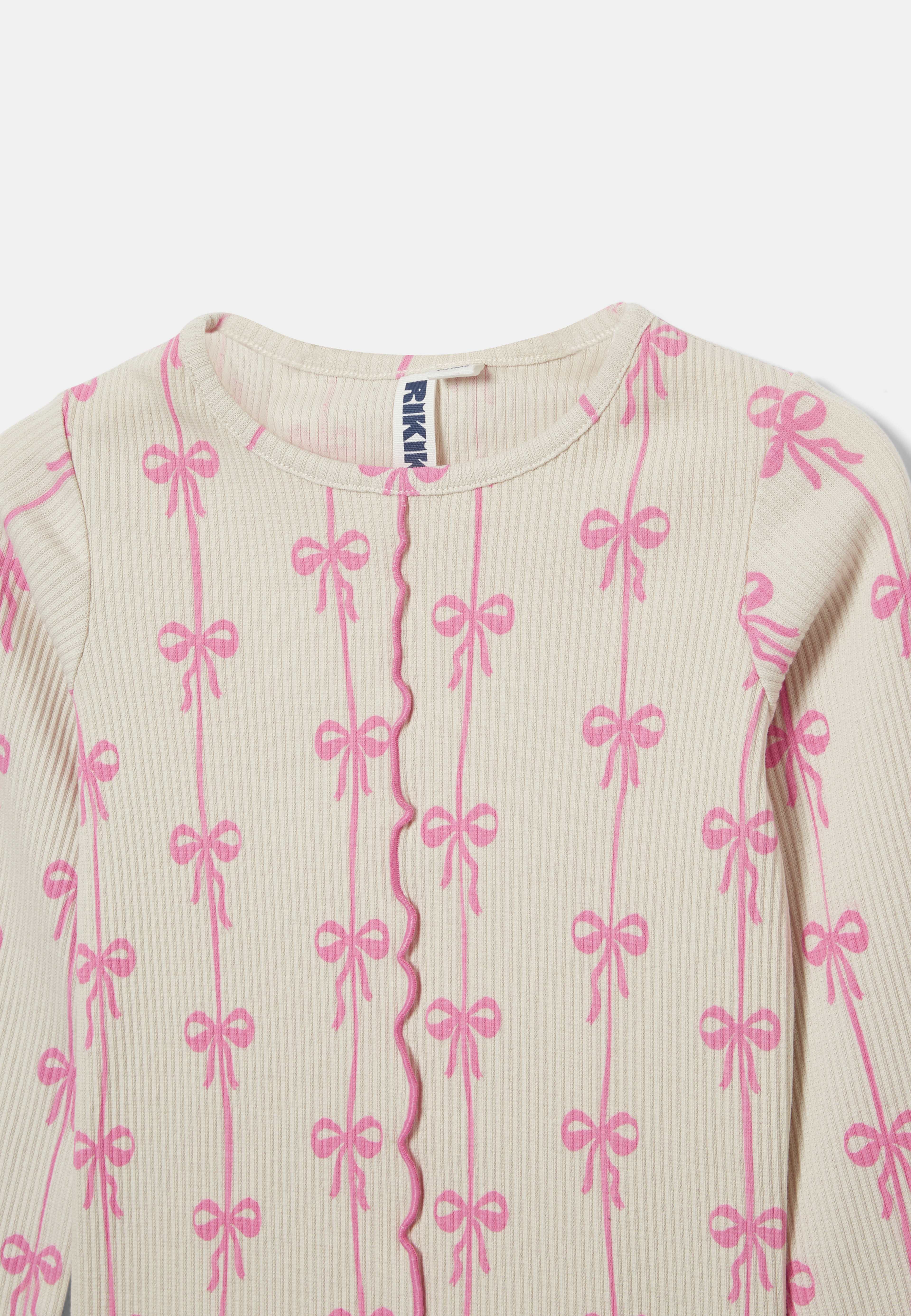 Ribbad tröja EMMY, från RIKIKI, i färgen Pink Bow. Klicka för att öppna bilden i stort format