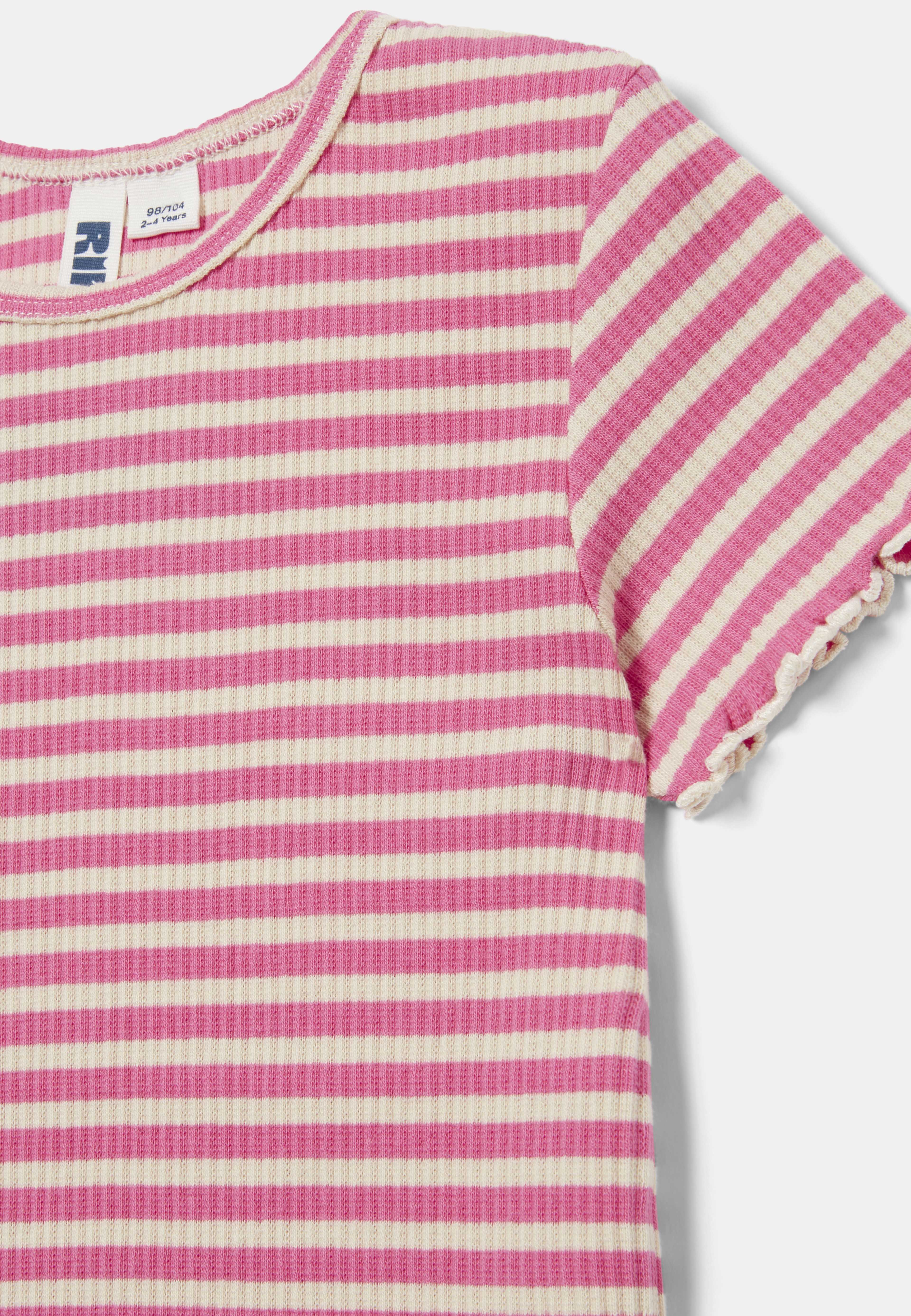Ribbstickad t-shirt LANA, från RIKIKI, i färgen Pink Stripe. Klicka för att öppna bilden i stort format