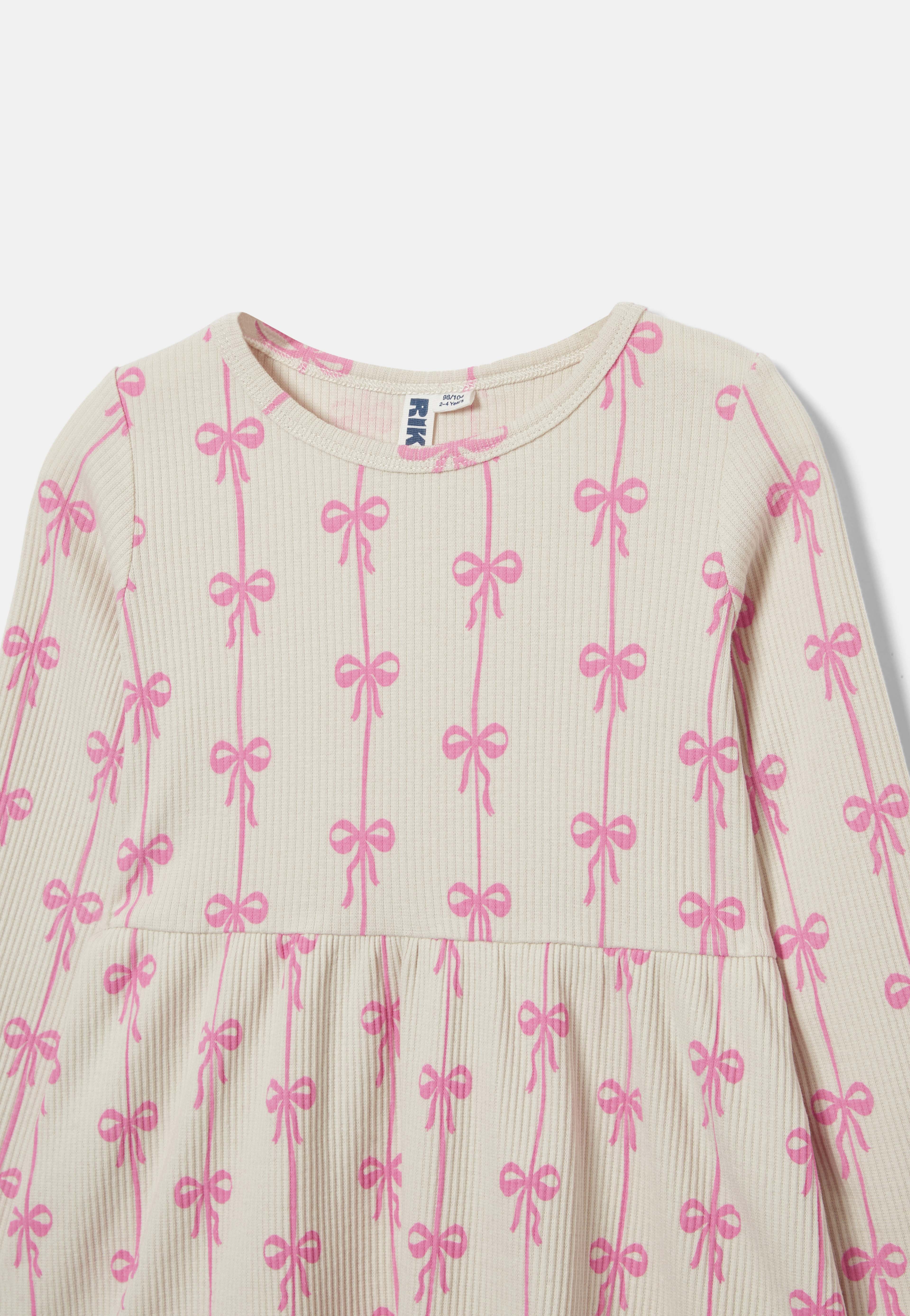 Ribbstickad klänning CHERRY, från RIKIKI, i färgen Pink Bow. Klicka för att öppna bilden i stort format