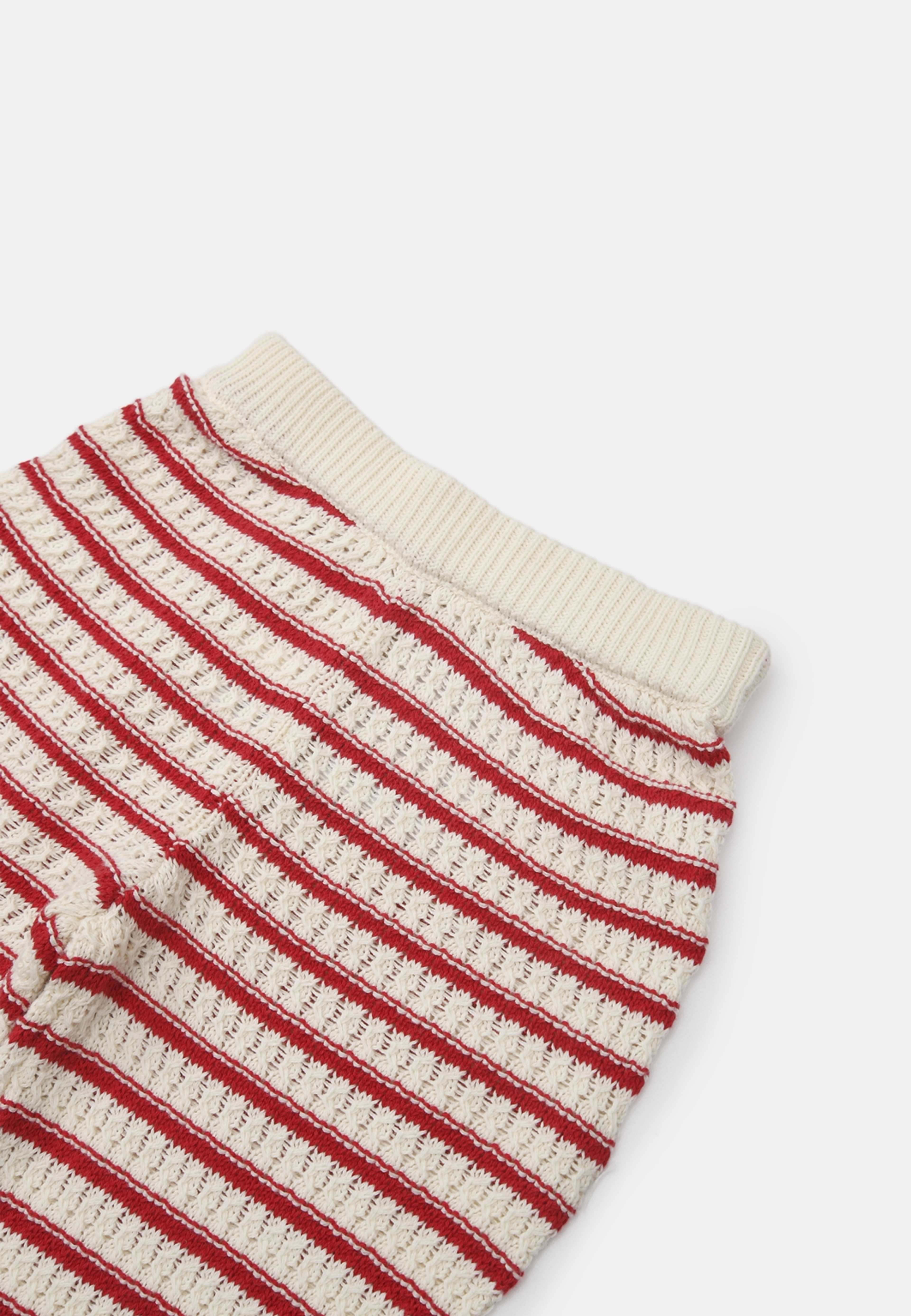 Hålstickade byxor BEATA, från RIKIKI, i färgen Red Stripe. Klicka för att öppna bilden i stort format