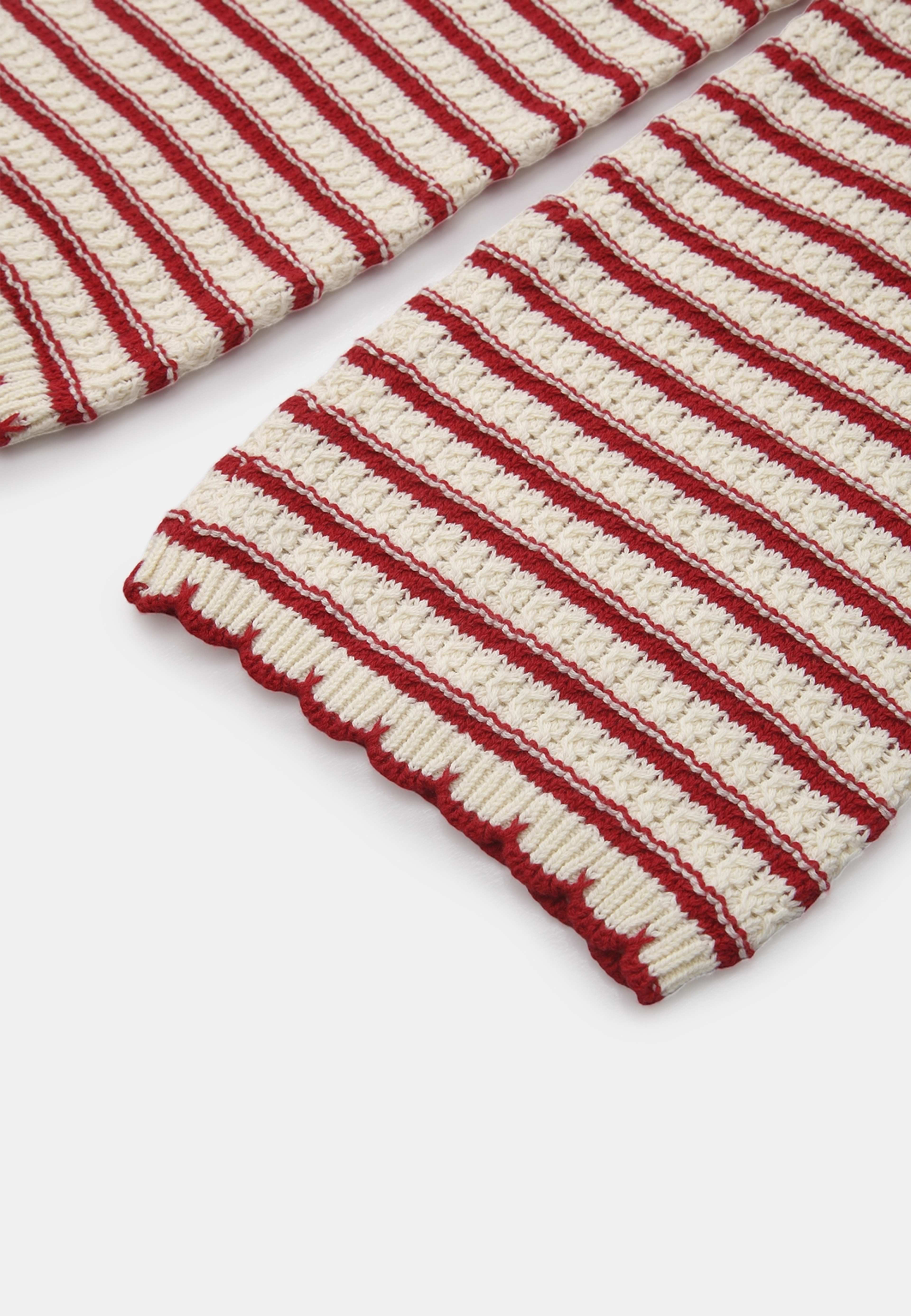 Hålstickade byxor BEATA, från RIKIKI, i färgen Red Stripe. Klicka för att öppna bilden i stort format