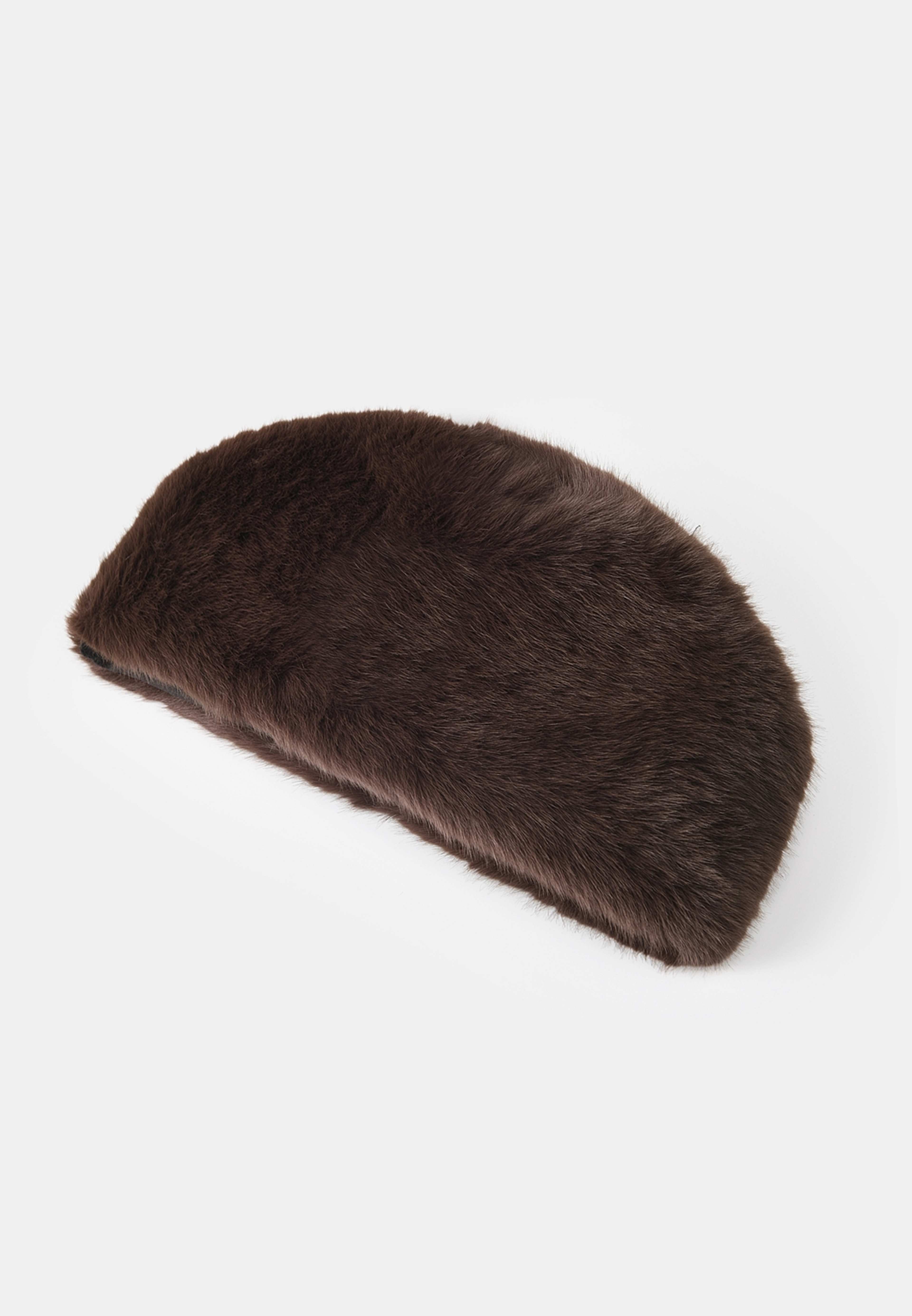 Mössa i fuskpäls AMY, från Carin Wester, i färgen Dark Brown. Klicka för att öppna bilden i stort format