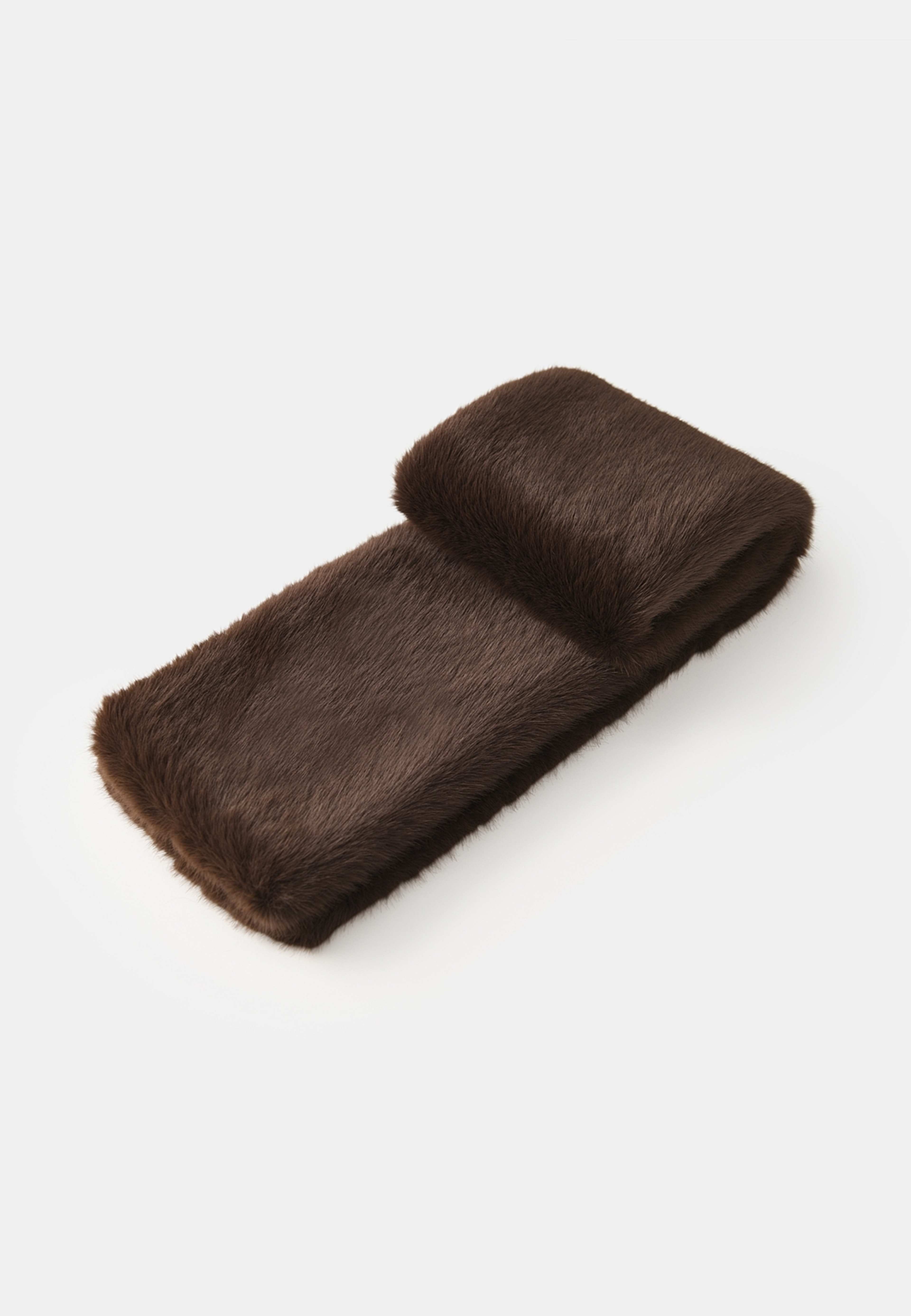 Scarf i fuskpäls AMY, från Carin Wester, i färgen Dark Brown. Klicka för att öppna bilden i stort format