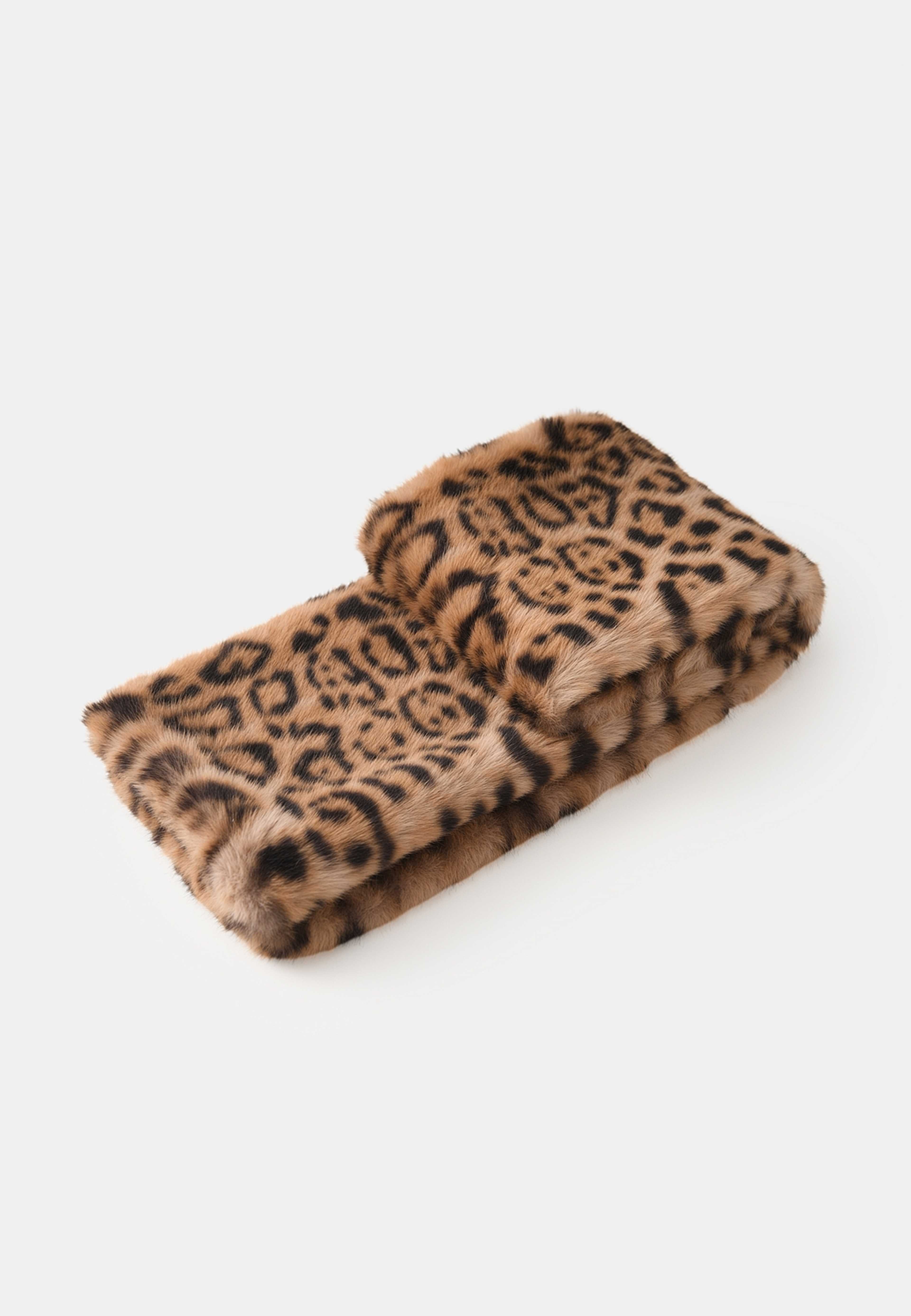Scarf i fuskpäls AMY, från Carin Wester, i färgen Leo. Klicka för att öppna bilden i stort format