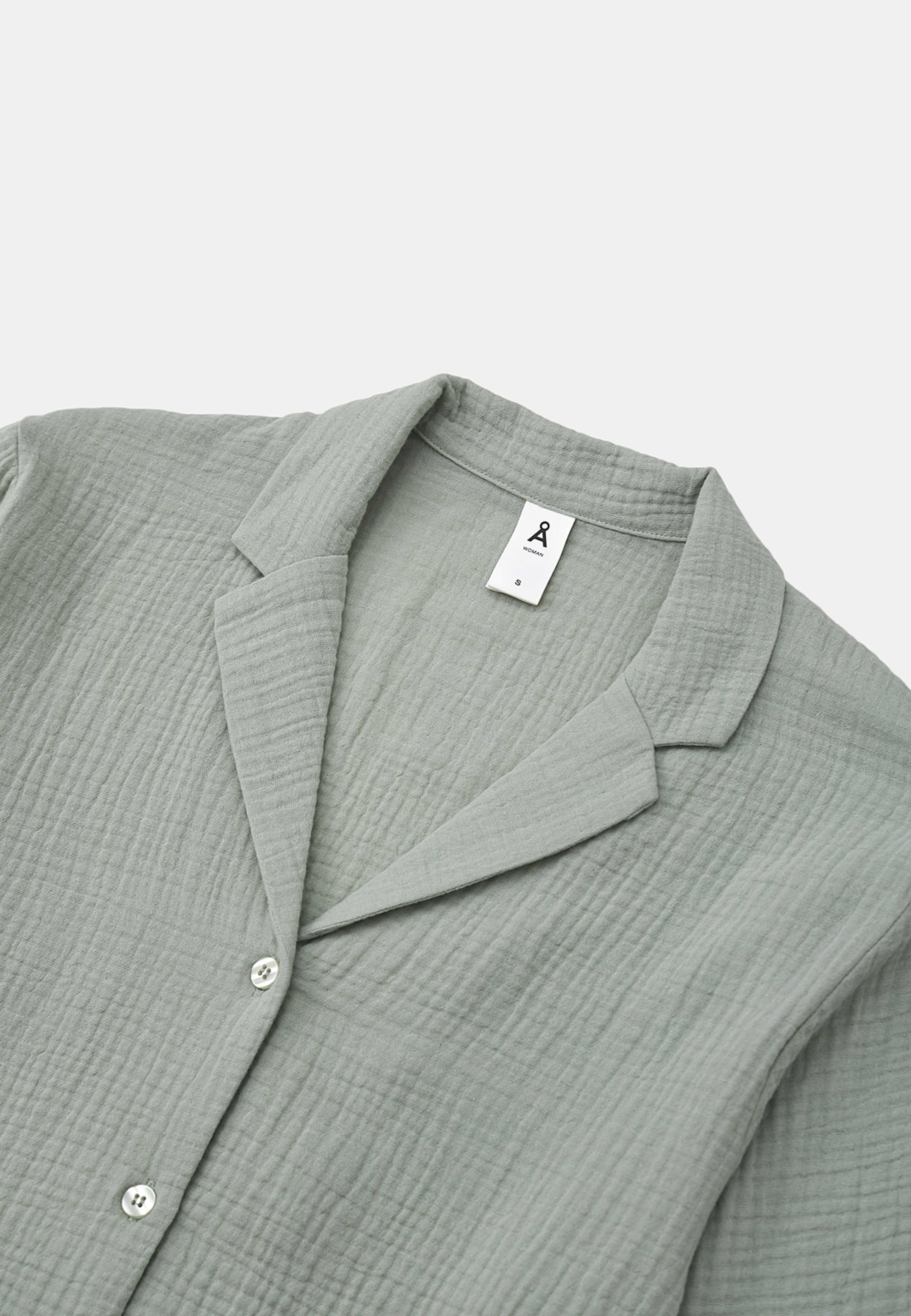 Pyjamas i bomullsmuslin MILLE, från Å WOMAN, i färgen Light Green. Klicka för att öppna bilden i stort format