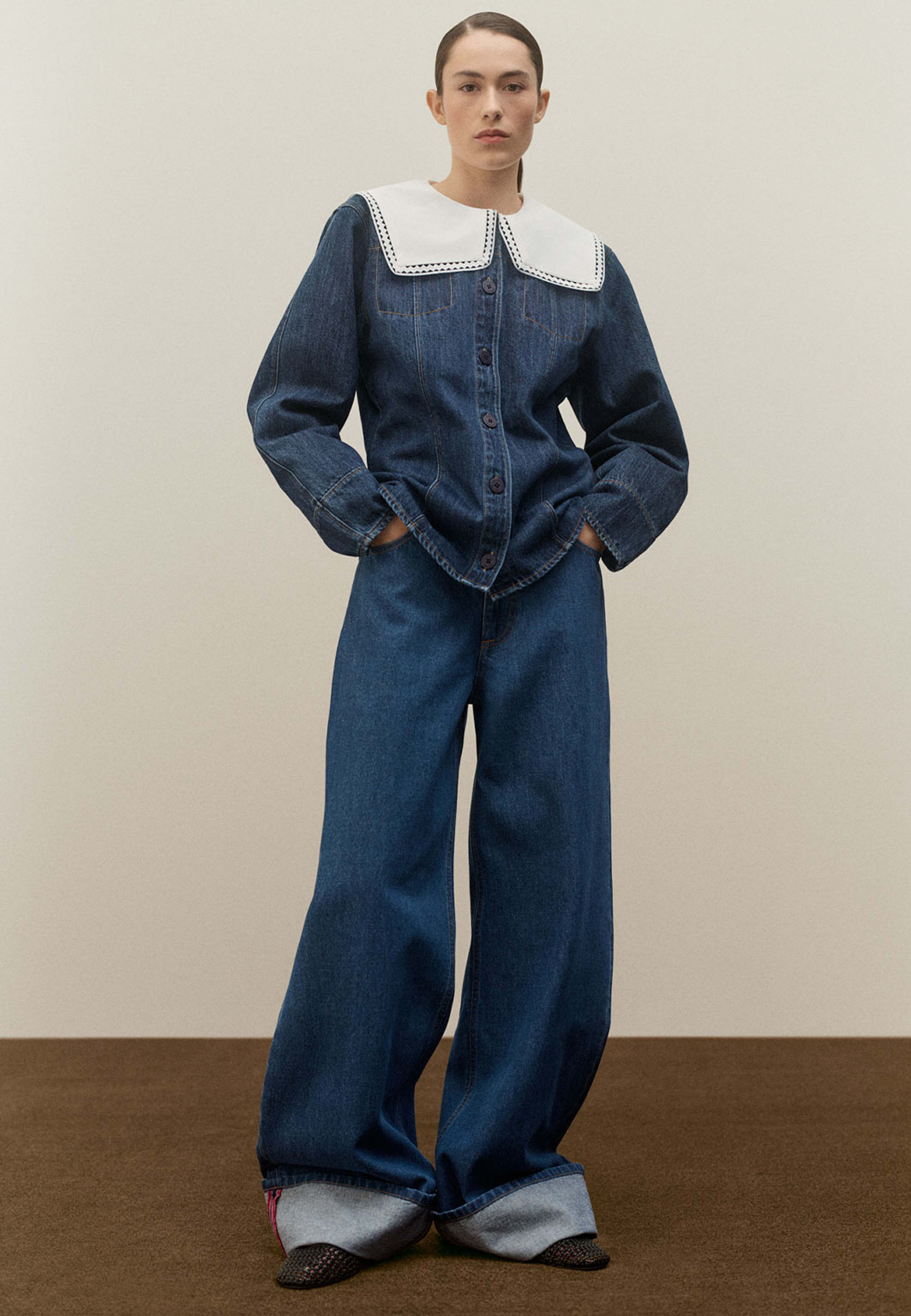 Kraglös jeansskjorta LIVORNO, från Carin Wester, i färgen Mid Blue. Klicka för att öppna bilden i stort format