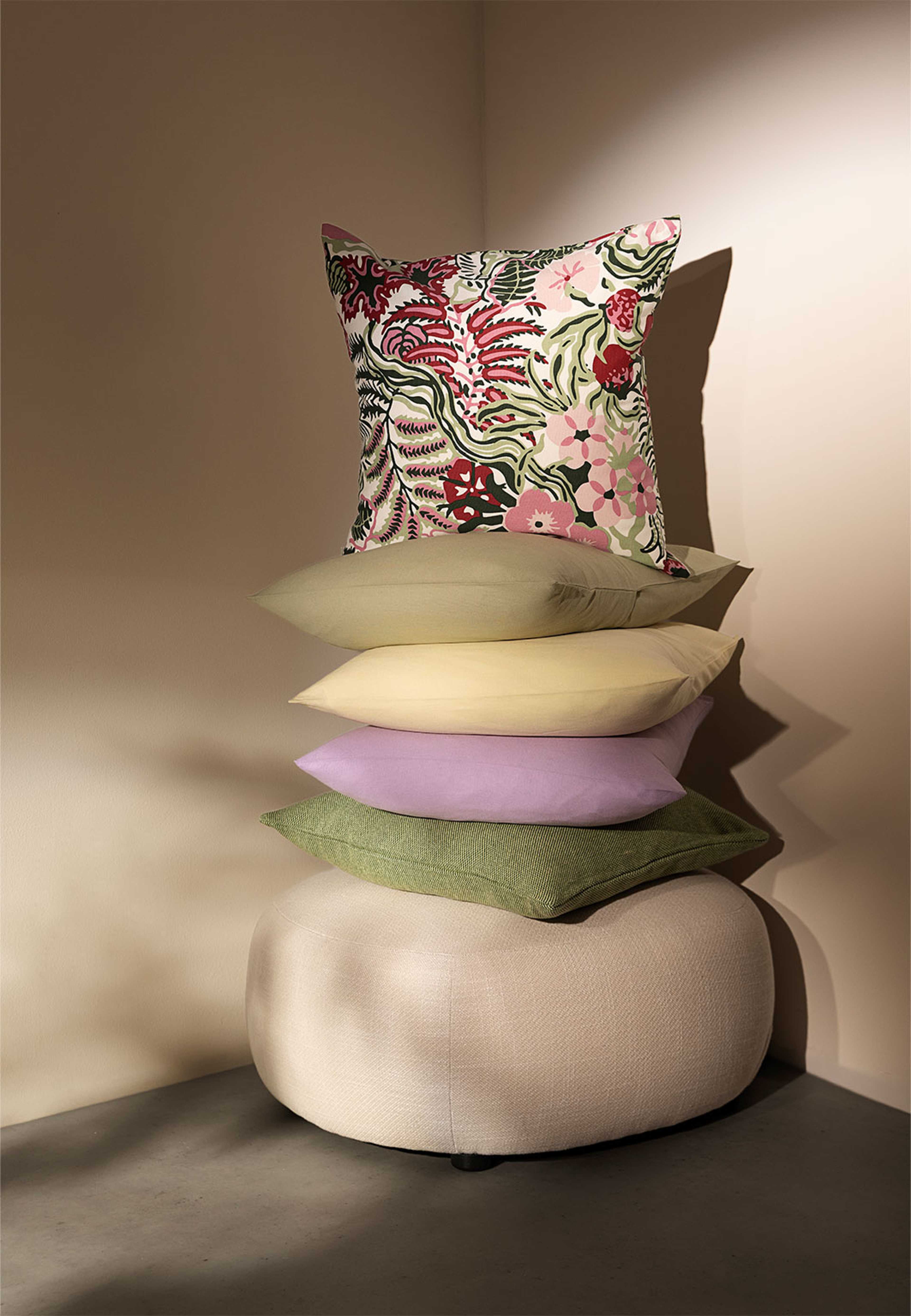 Kuddfodral FLORETTE 50x50 cm, från Åhléns Home, i färgen Multi Green. Klicka för att öppna bilden i stort format