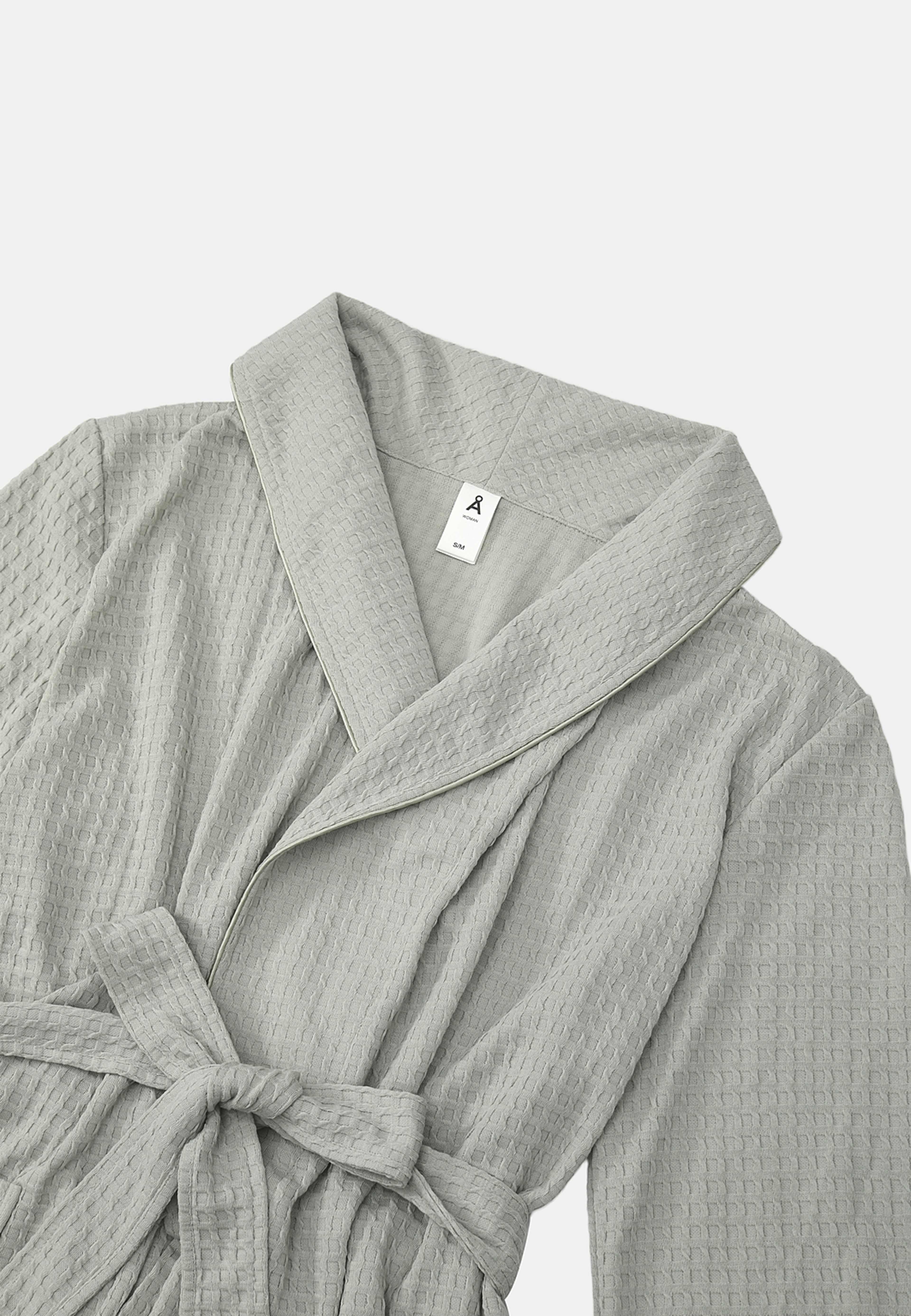 Våfflad morgonrock SELMA, från Å WOMAN, i färgen Light Green. Klicka för att öppna bilden i stort format