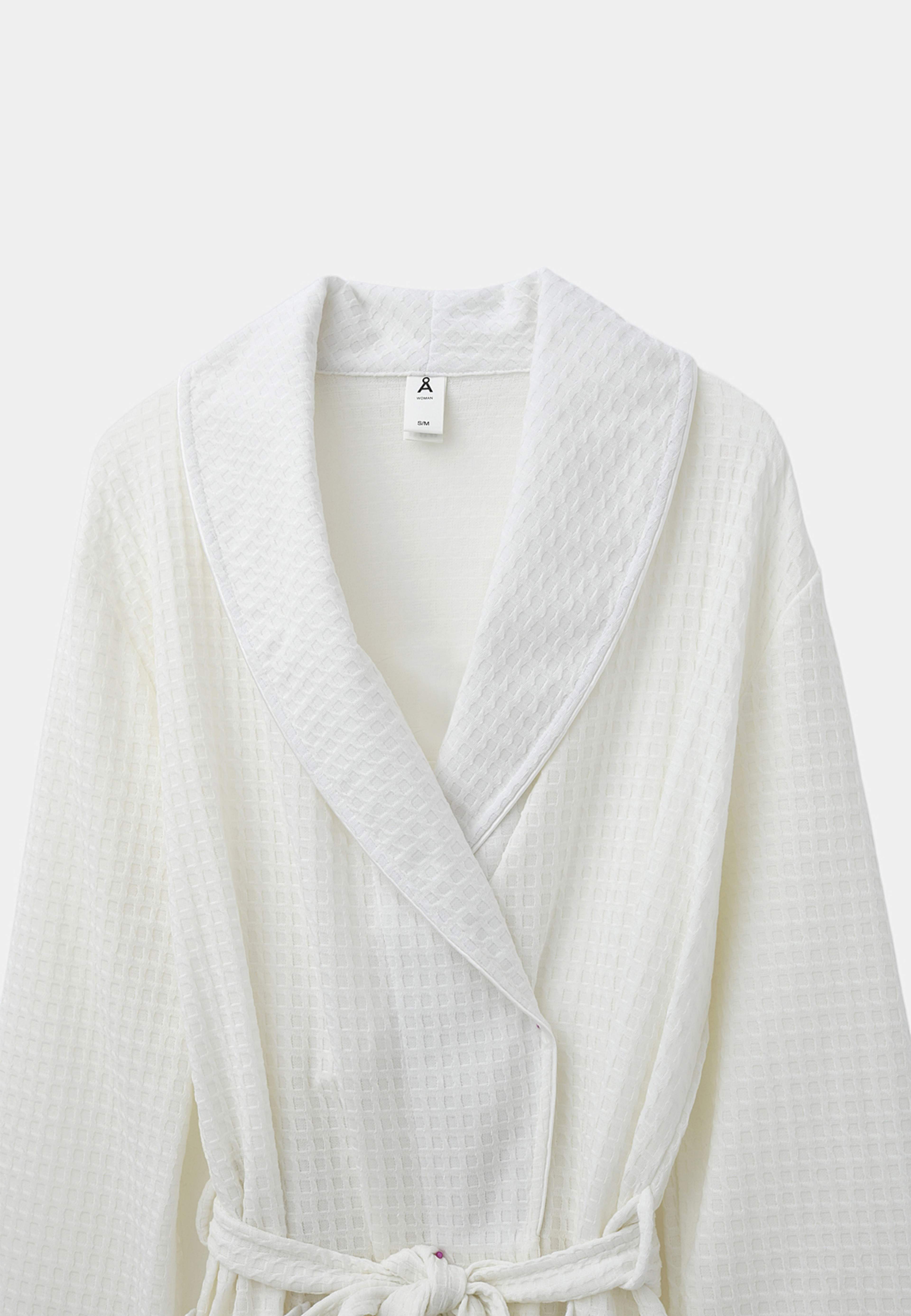 Våfflad morgonrock SELMA, från Å WOMAN, i färgen Off White. Klicka för att öppna bilden i stort format