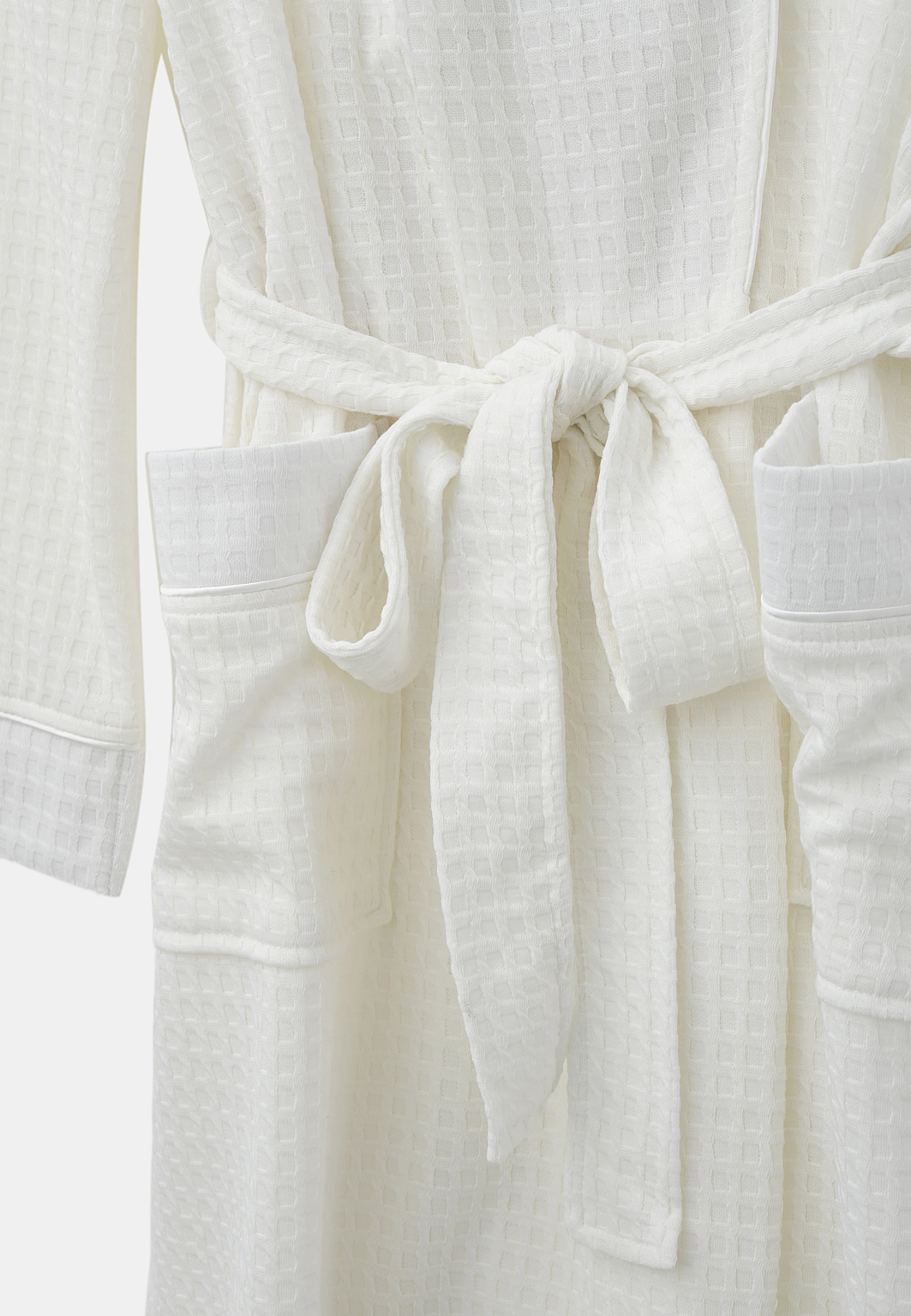 Våfflad morgonrock SELMA, från Å WOMAN, i färgen Off White. Klicka för att öppna bilden i stort format