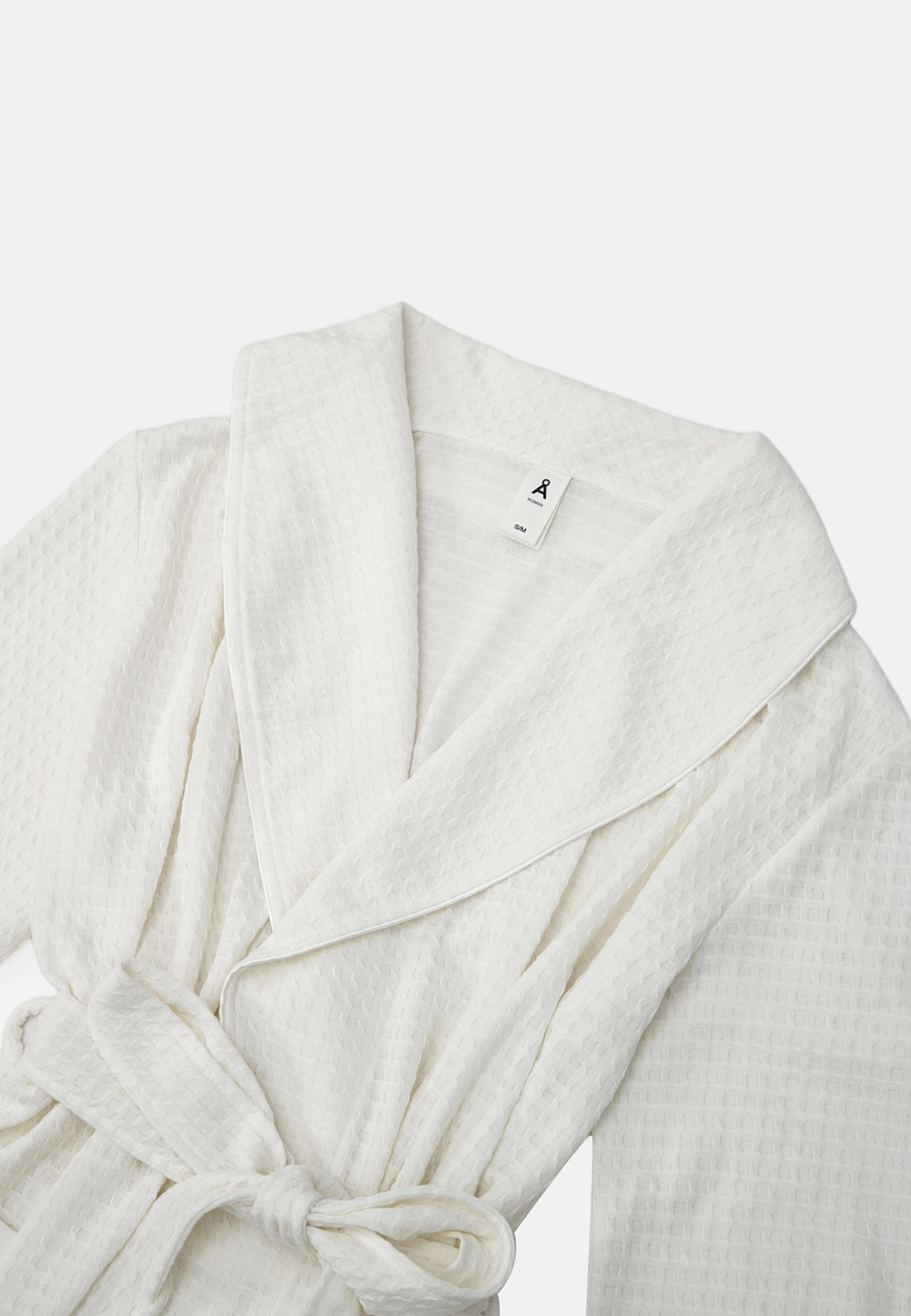 Våfflad morgonrock SELMA, från Å WOMAN, i färgen Off White. Klicka för att öppna bilden i stort format