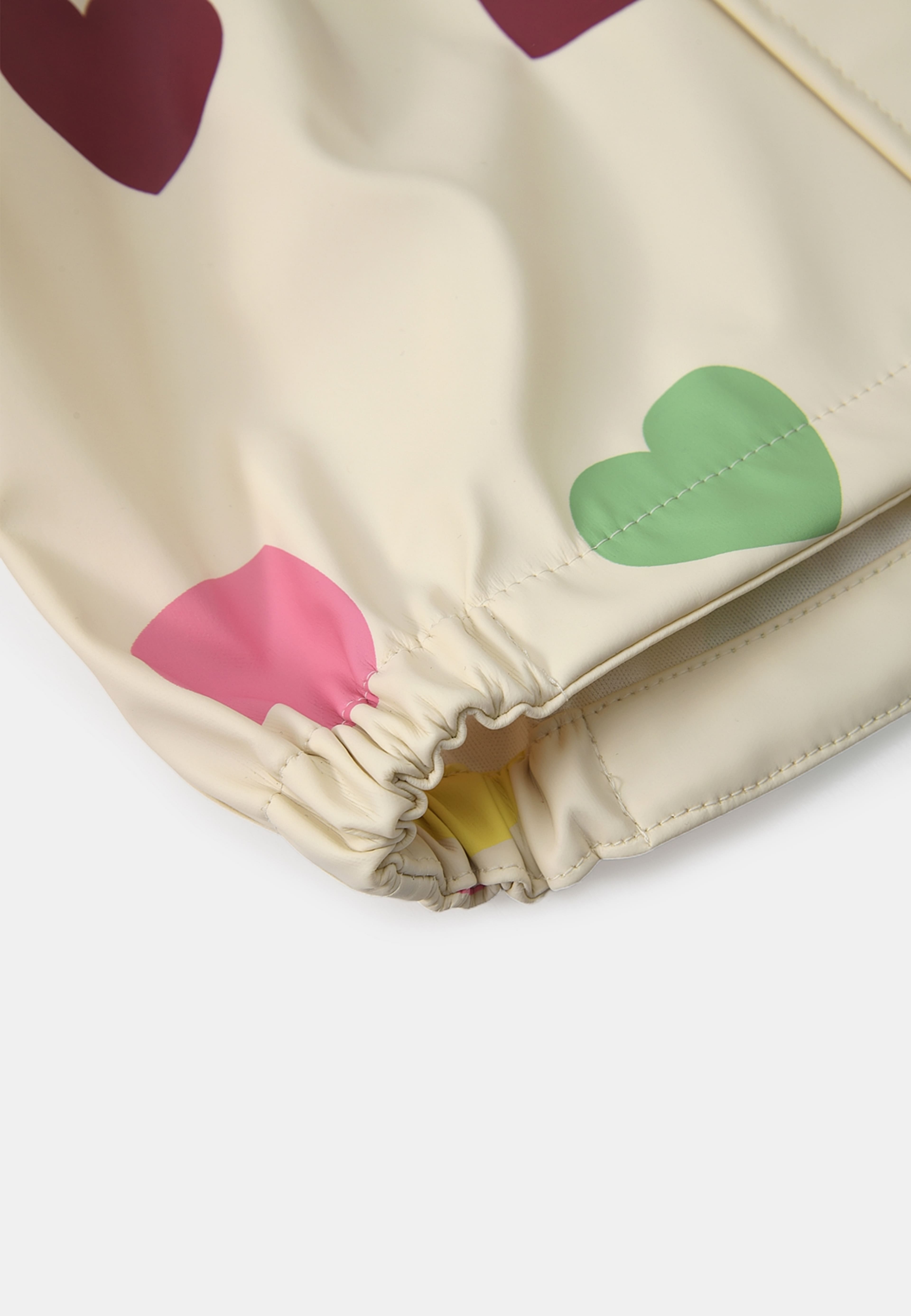 Regnjacka CHIA, från RIKIKI, i färgen Love. Klicka för att öppna bilden i stort format